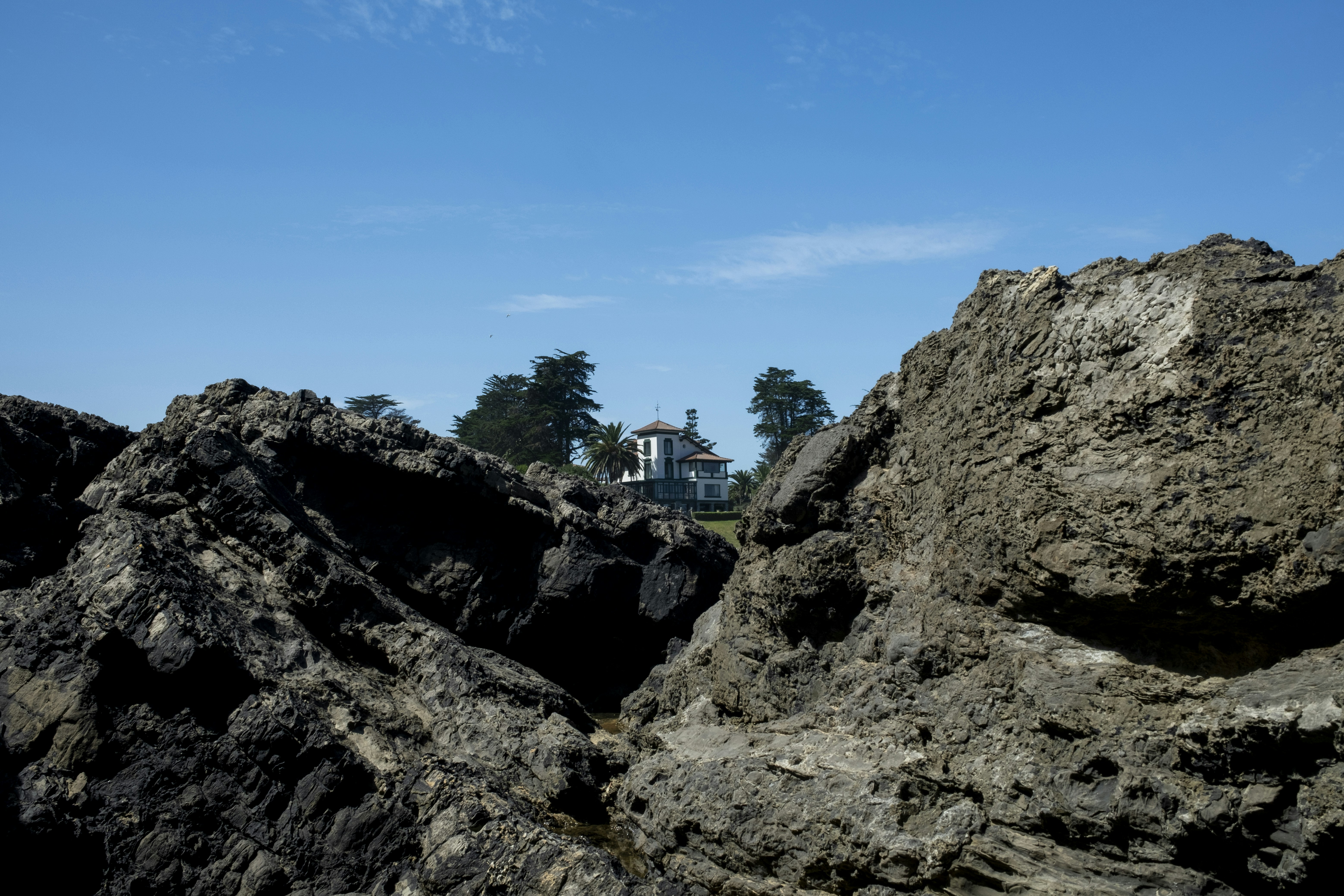 Ein Blick auf einige Felsen mit einem Haus im Hintergrund