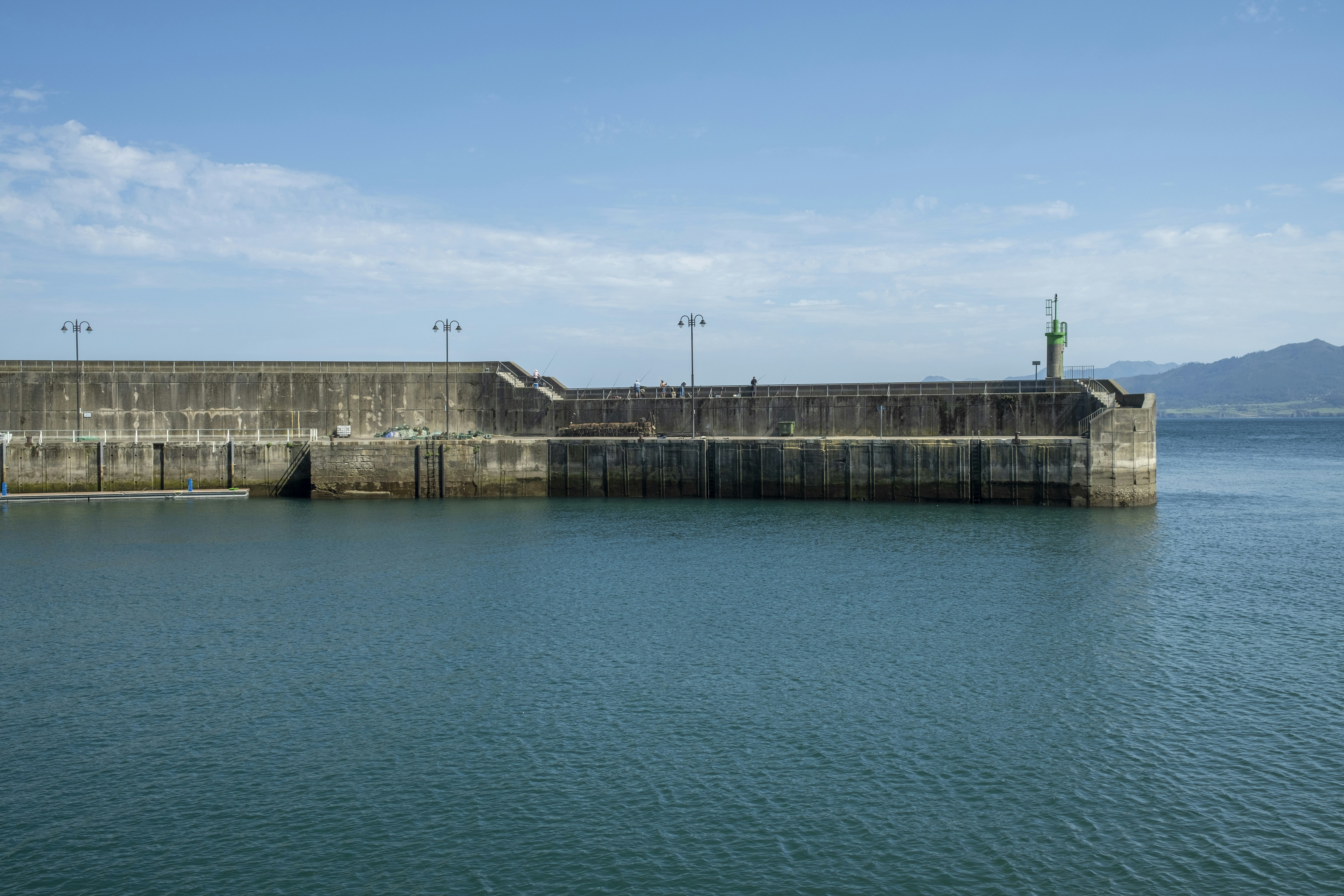 Ein großes Gewässer neben einer Mauer