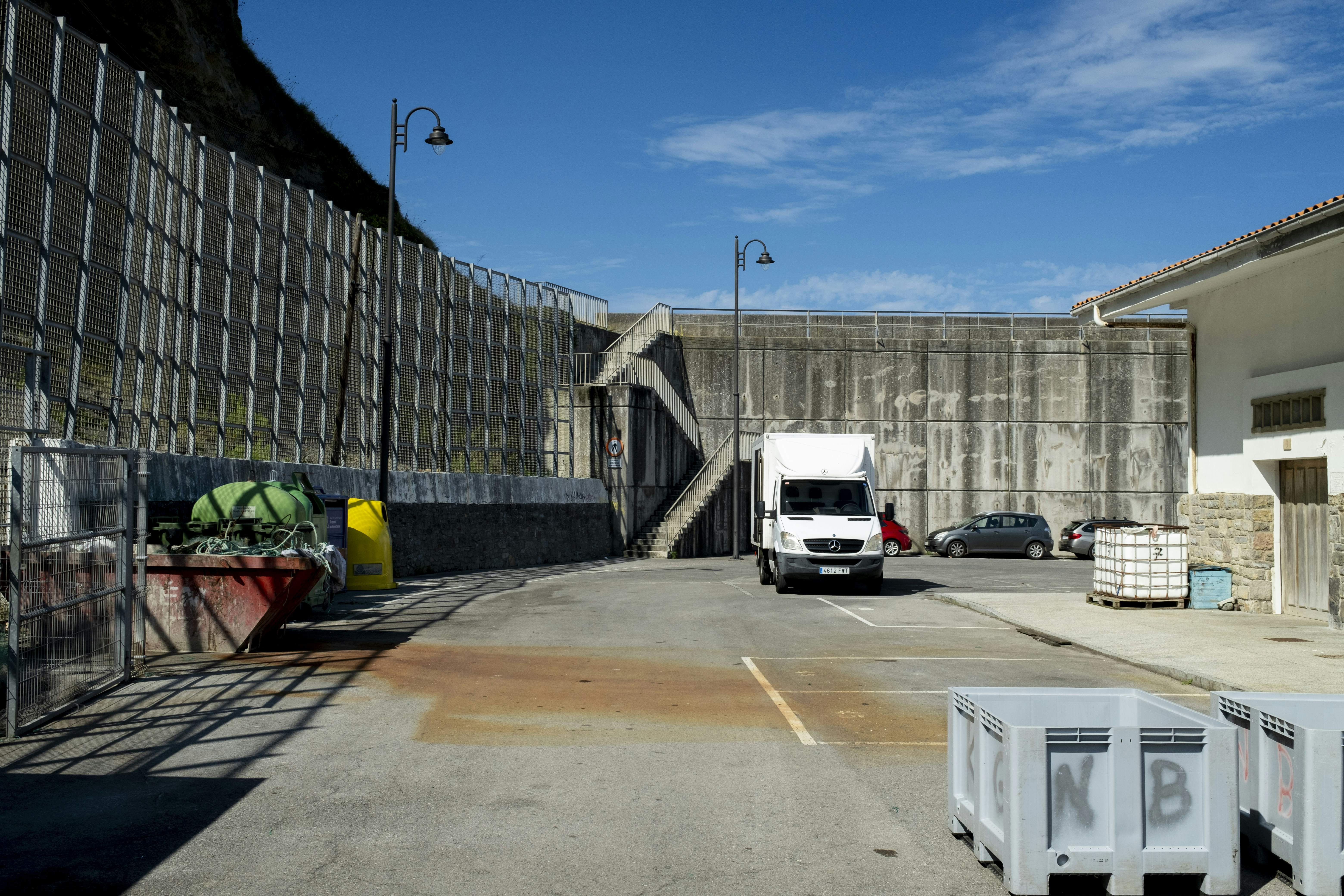 Ein weißer Lastwagen, der vor einem Gebäude parkt