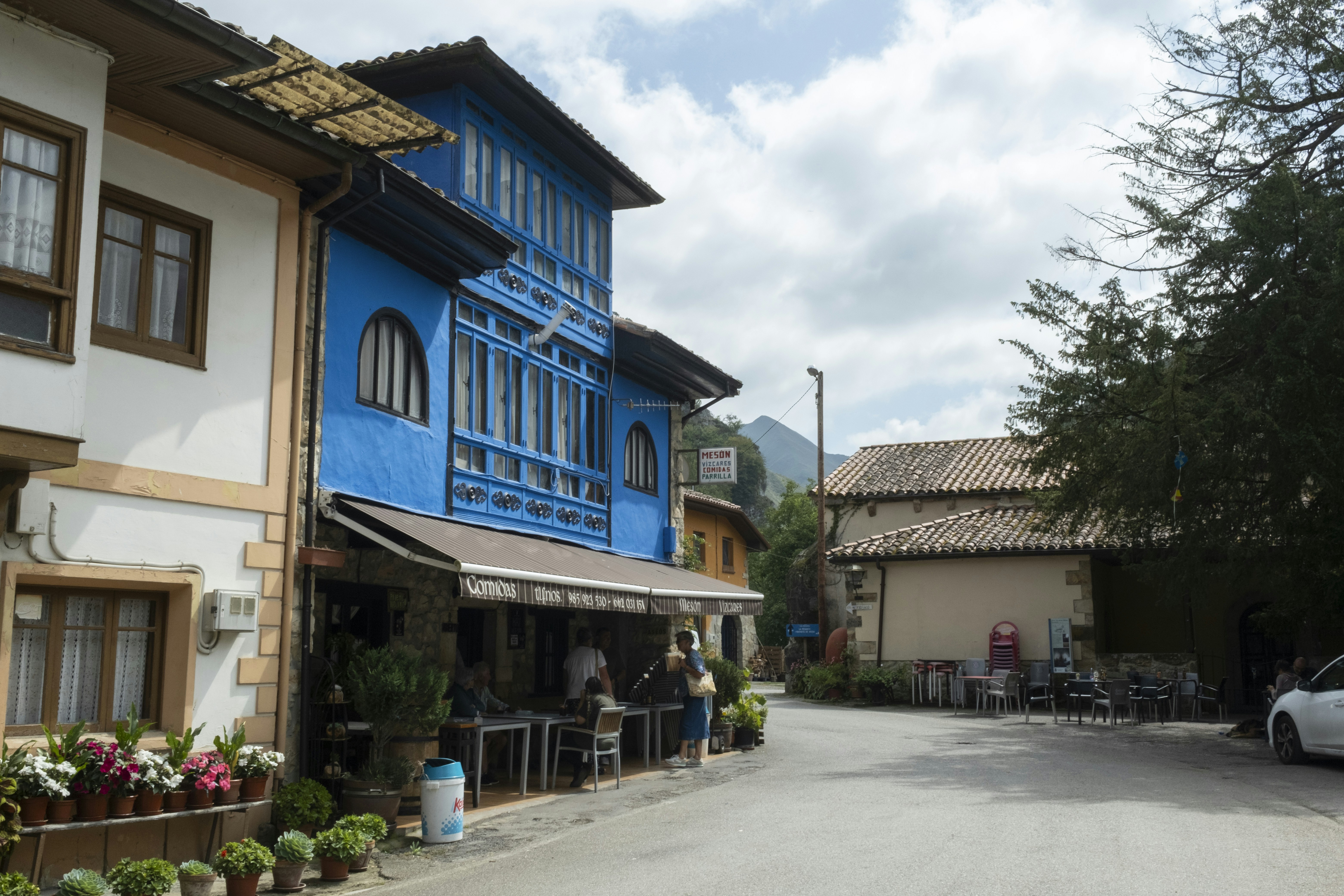 Ein blau-weißes Gebäude am Straßenrand
