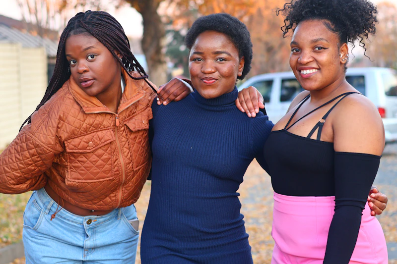 groupe de femmes debout ensemble