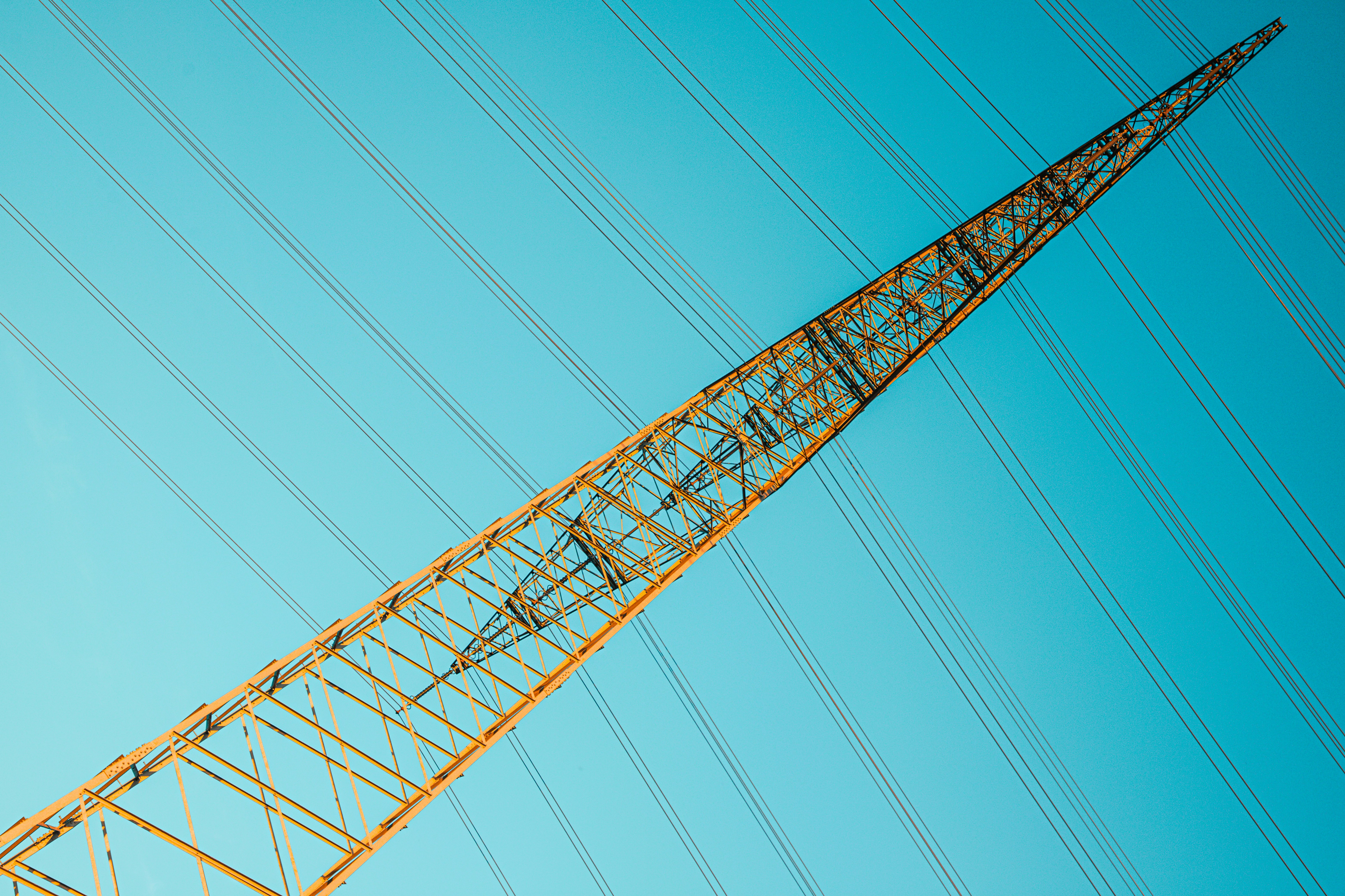 Uma torre de telefone celular com um céu azul ao fundo