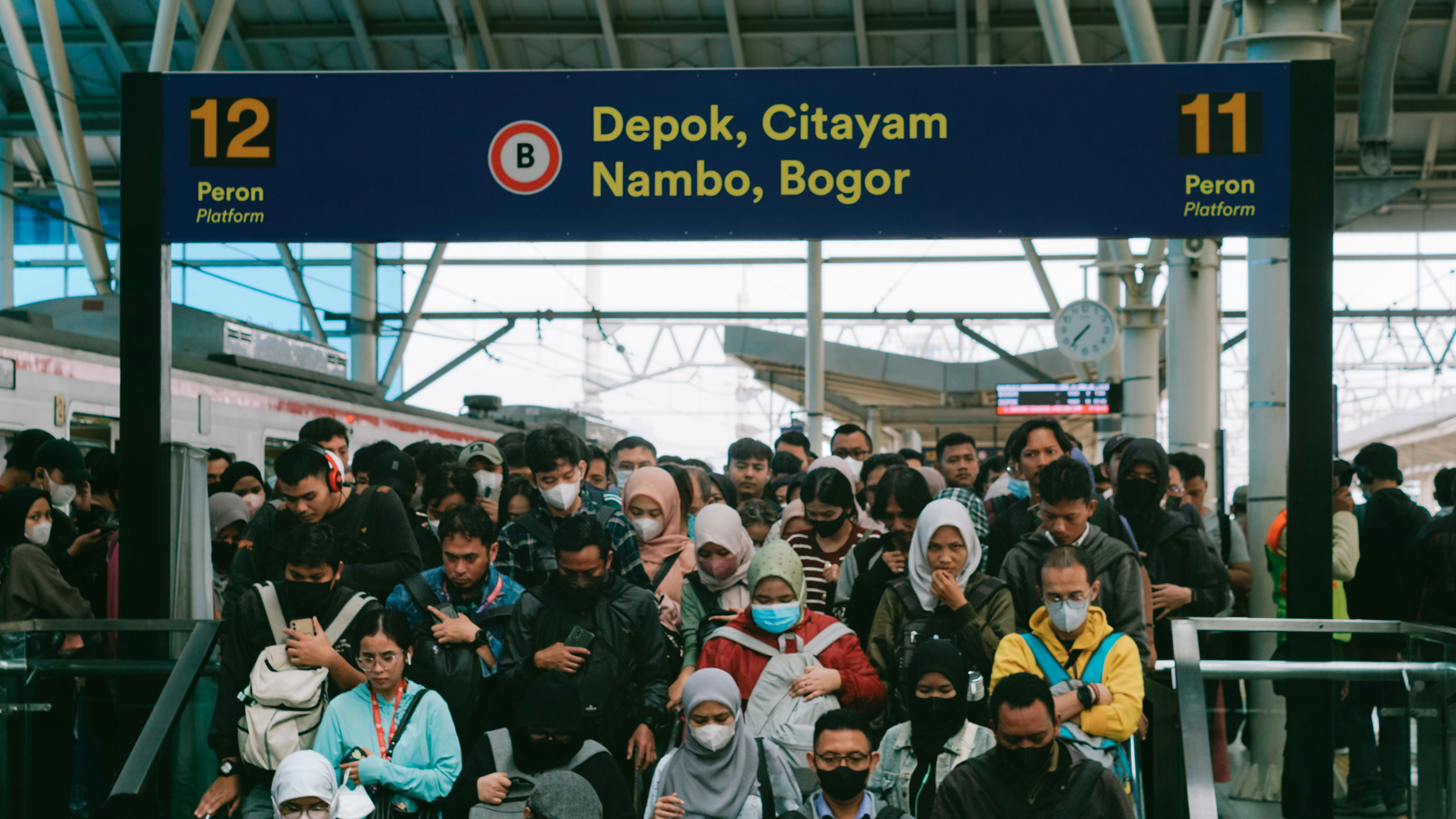 gray computer monitor