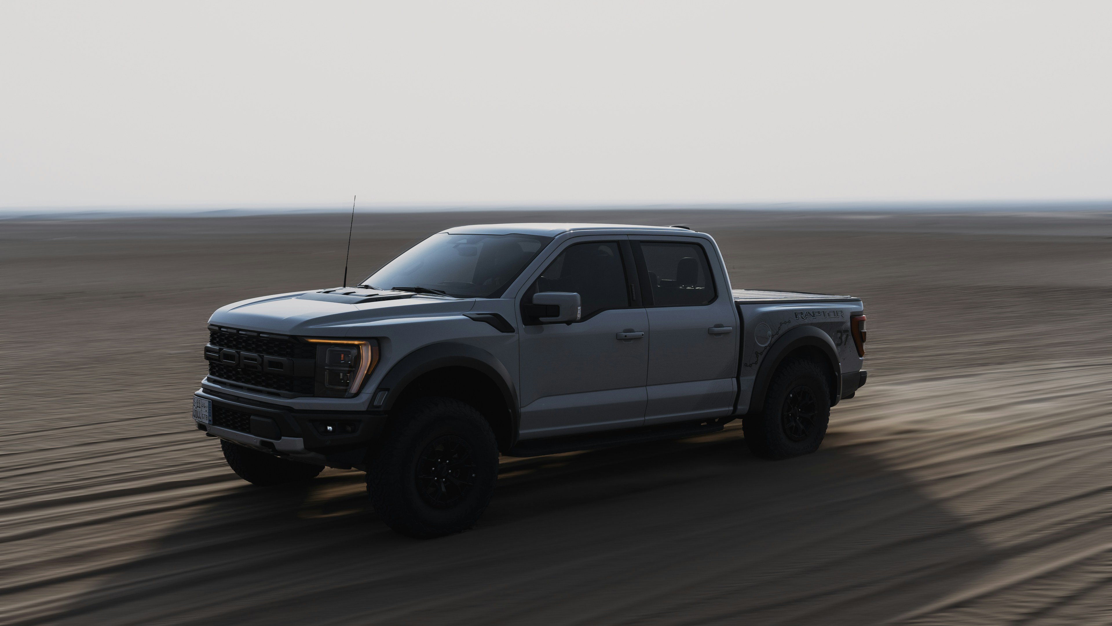 Un camion roule dans le désert