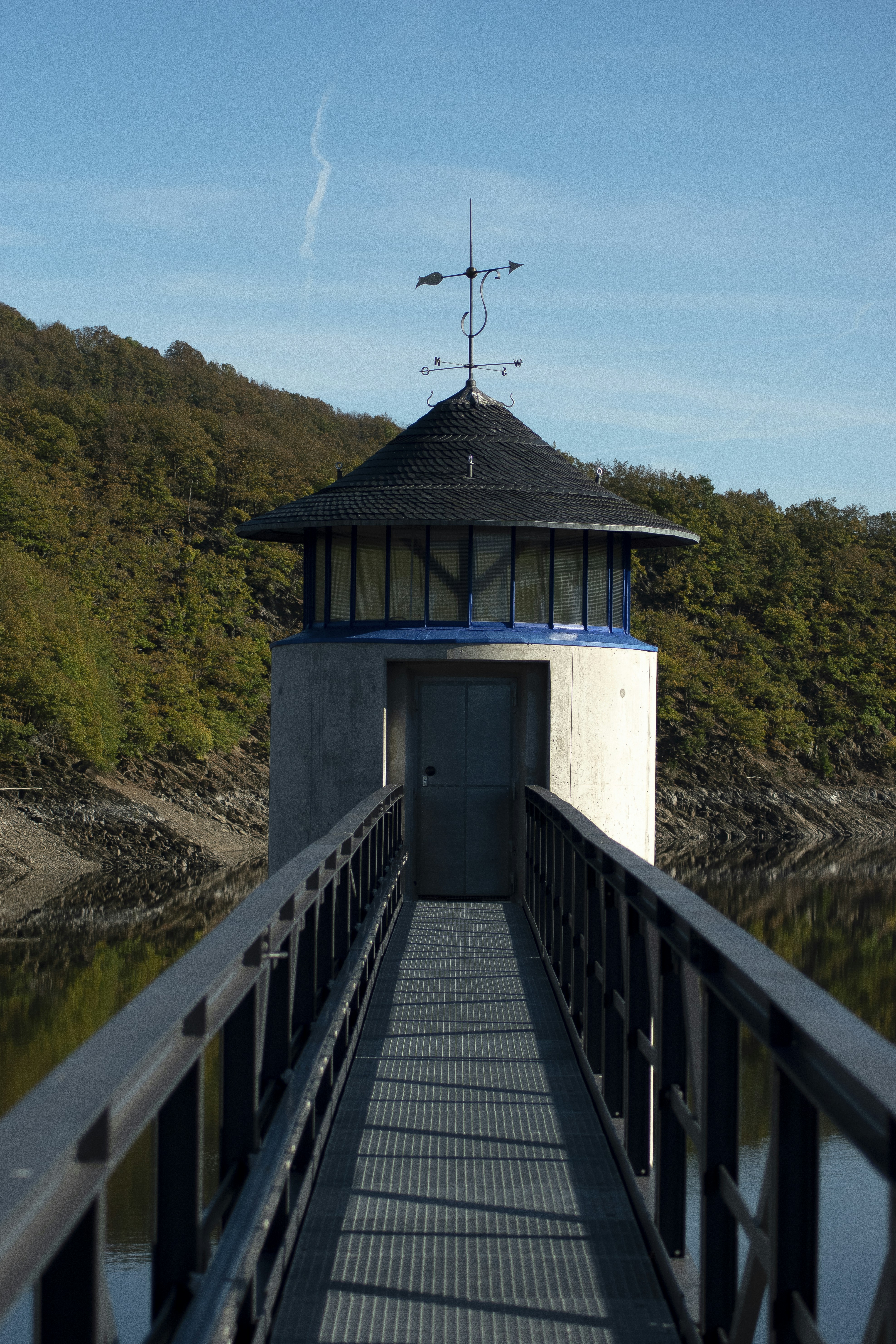 Une petite tour sur un pont au-dessus d’un plan d’eau