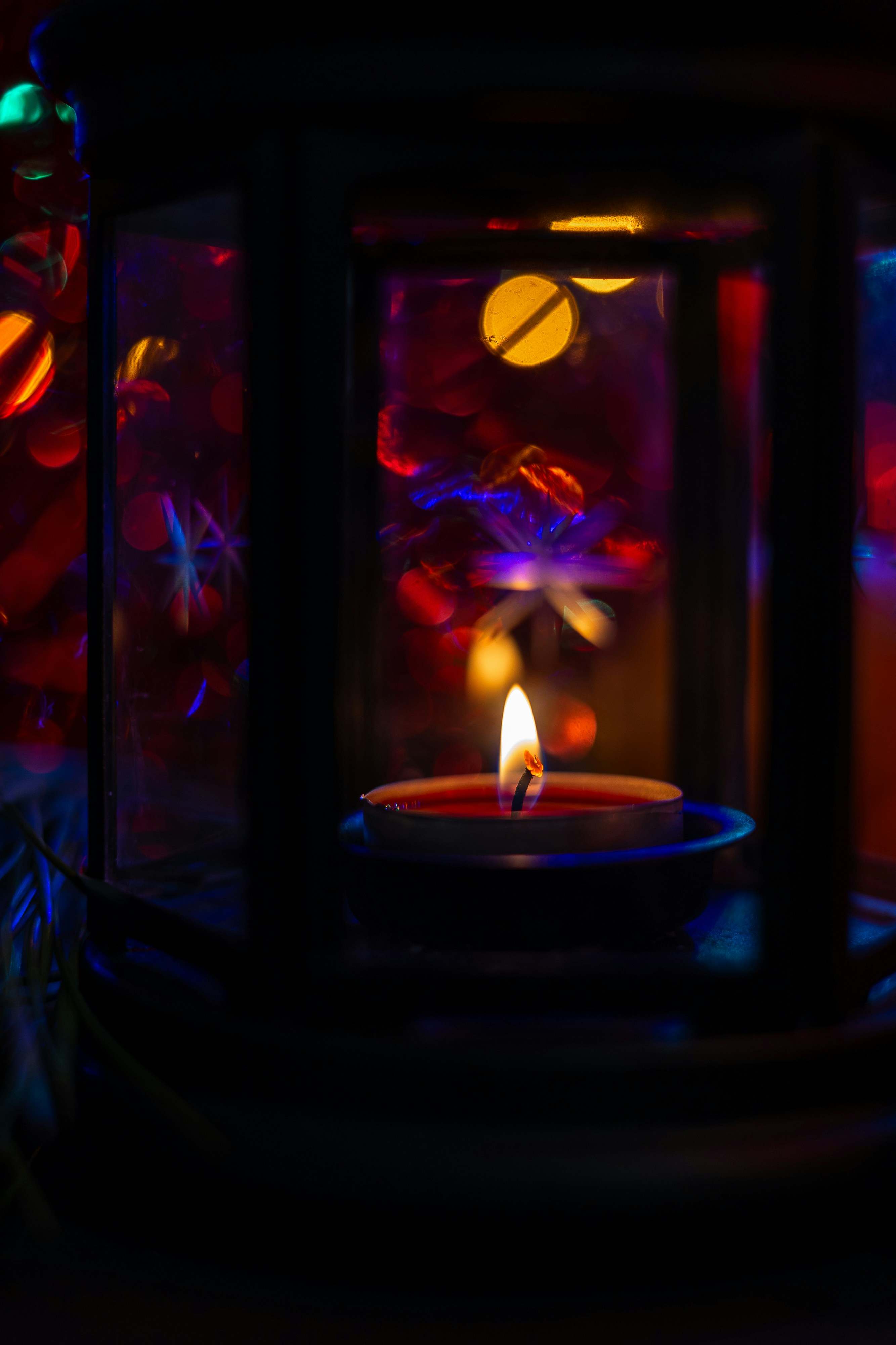 Una vela encendida dentro de un recipiente de vidrio