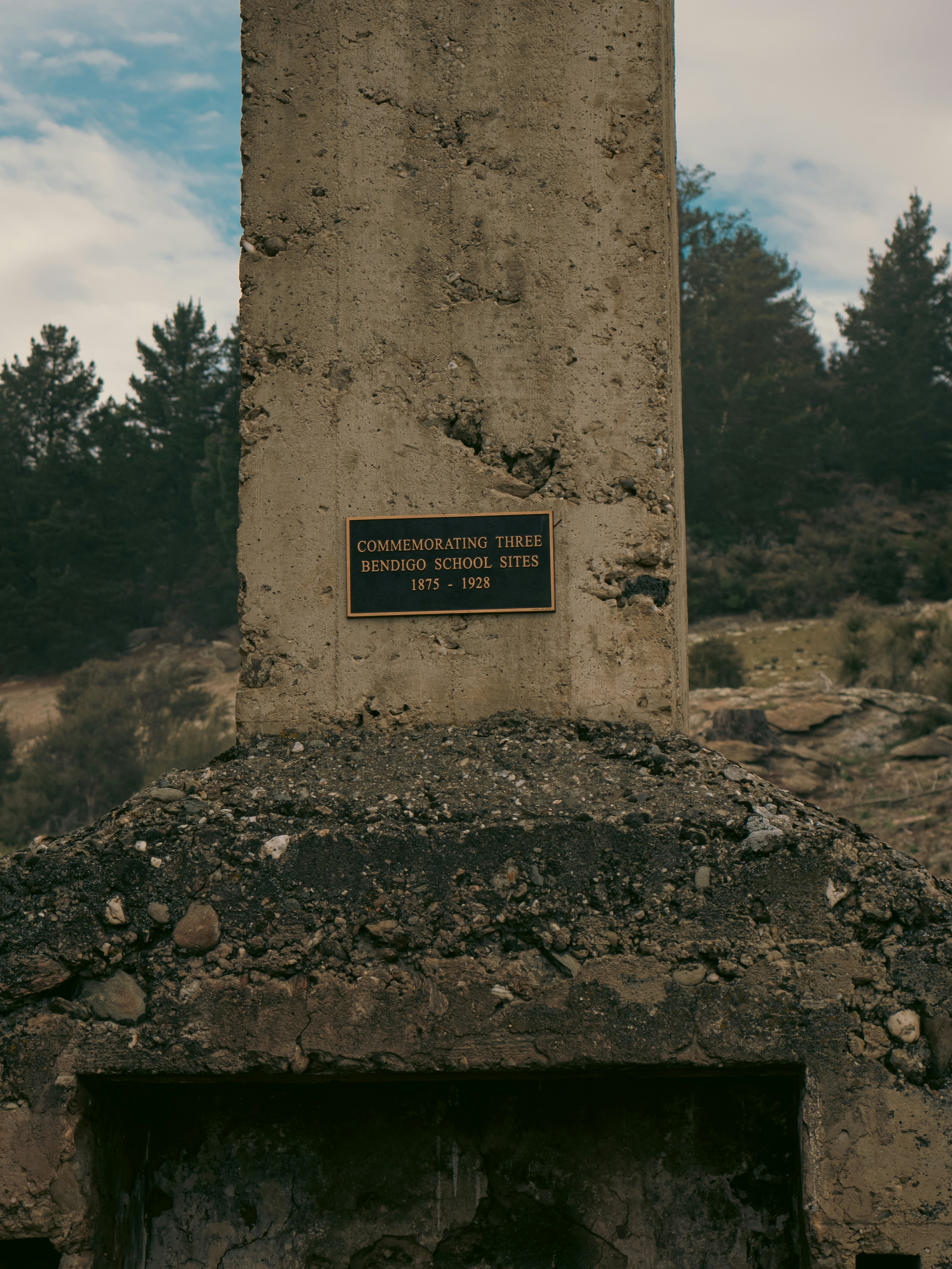 Un monumento de piedra con una placa en la parte superior