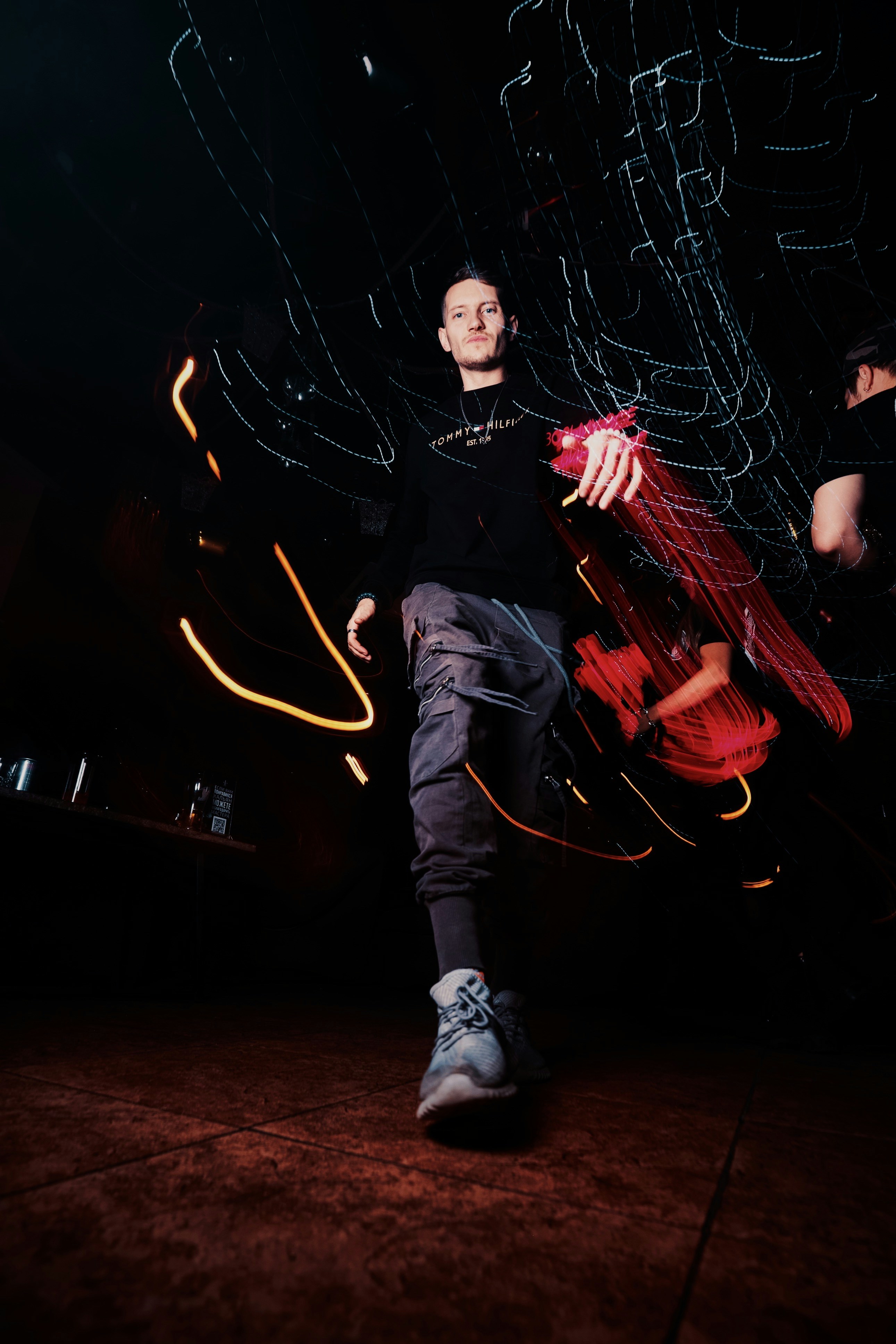 Un homme tenant une planche à roulettes debout sur une scène