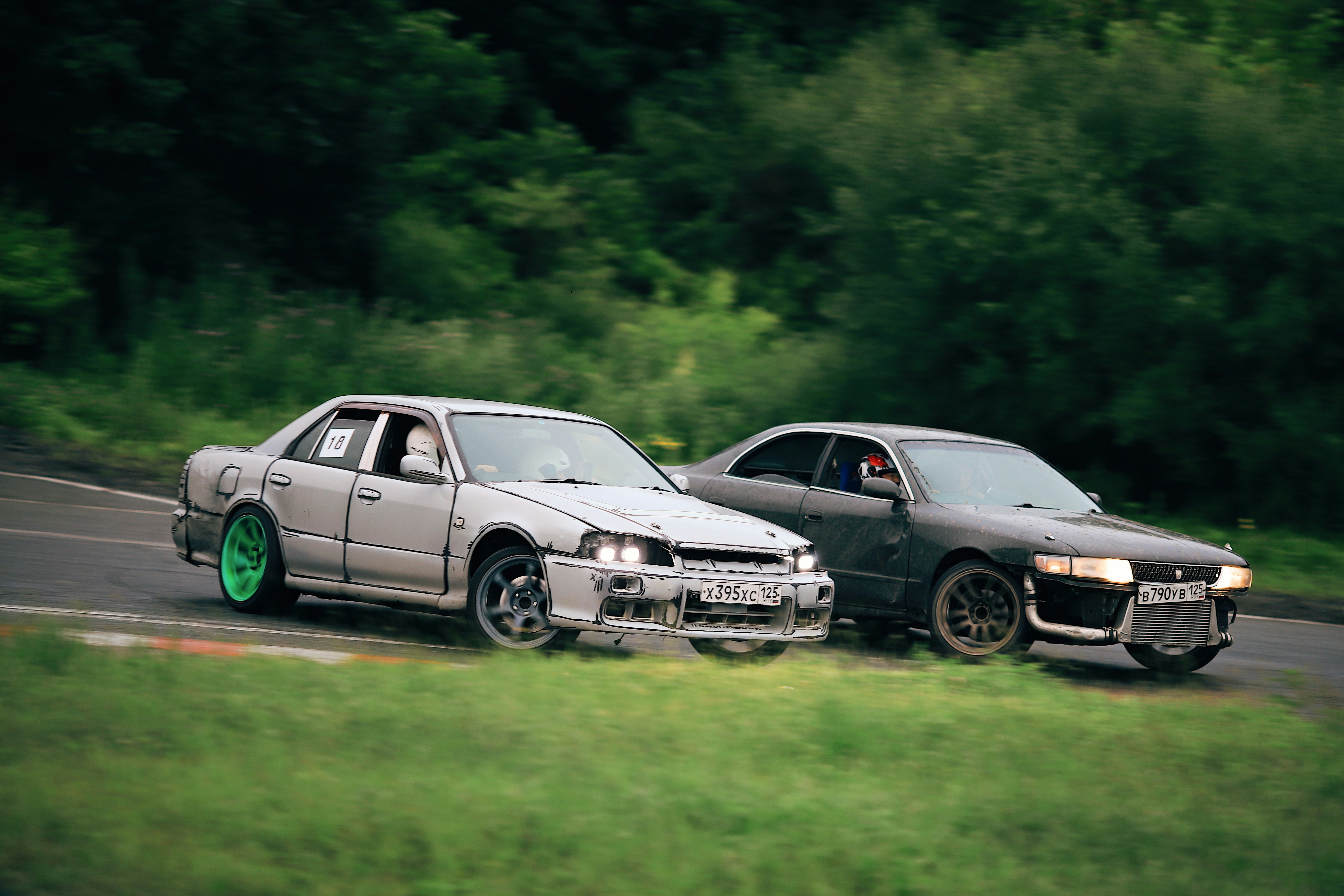 Quelques voitures qui sont assises dans l’herbe