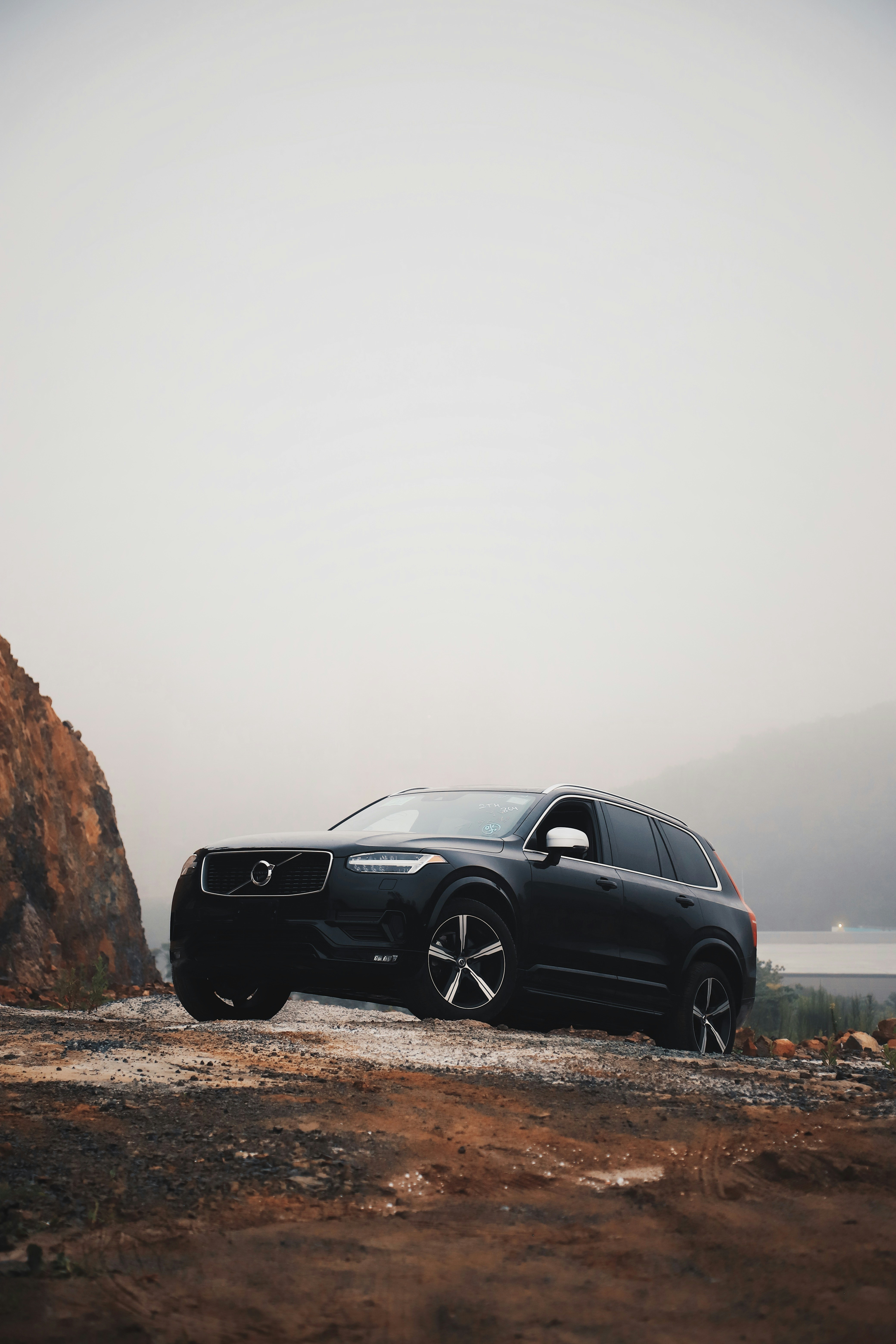 Un SUV noir garé sur une route rocailleuse
