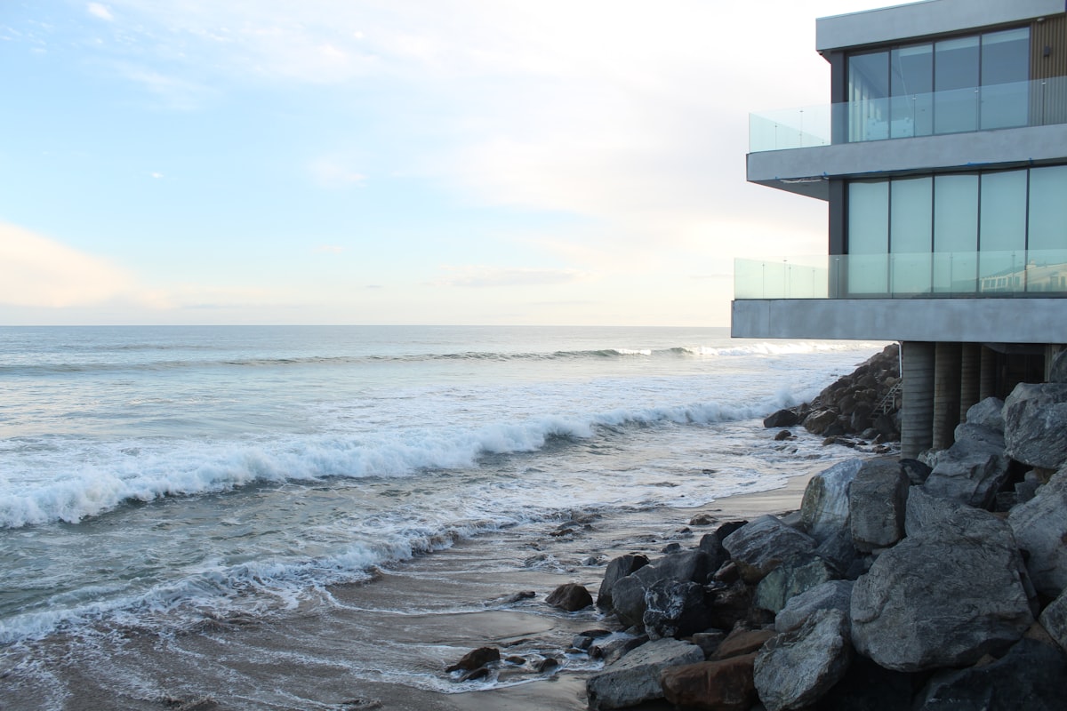 Projeto de Casa de Praia: Como Unir Resistência à Maresia e Conforto Contemporâneo