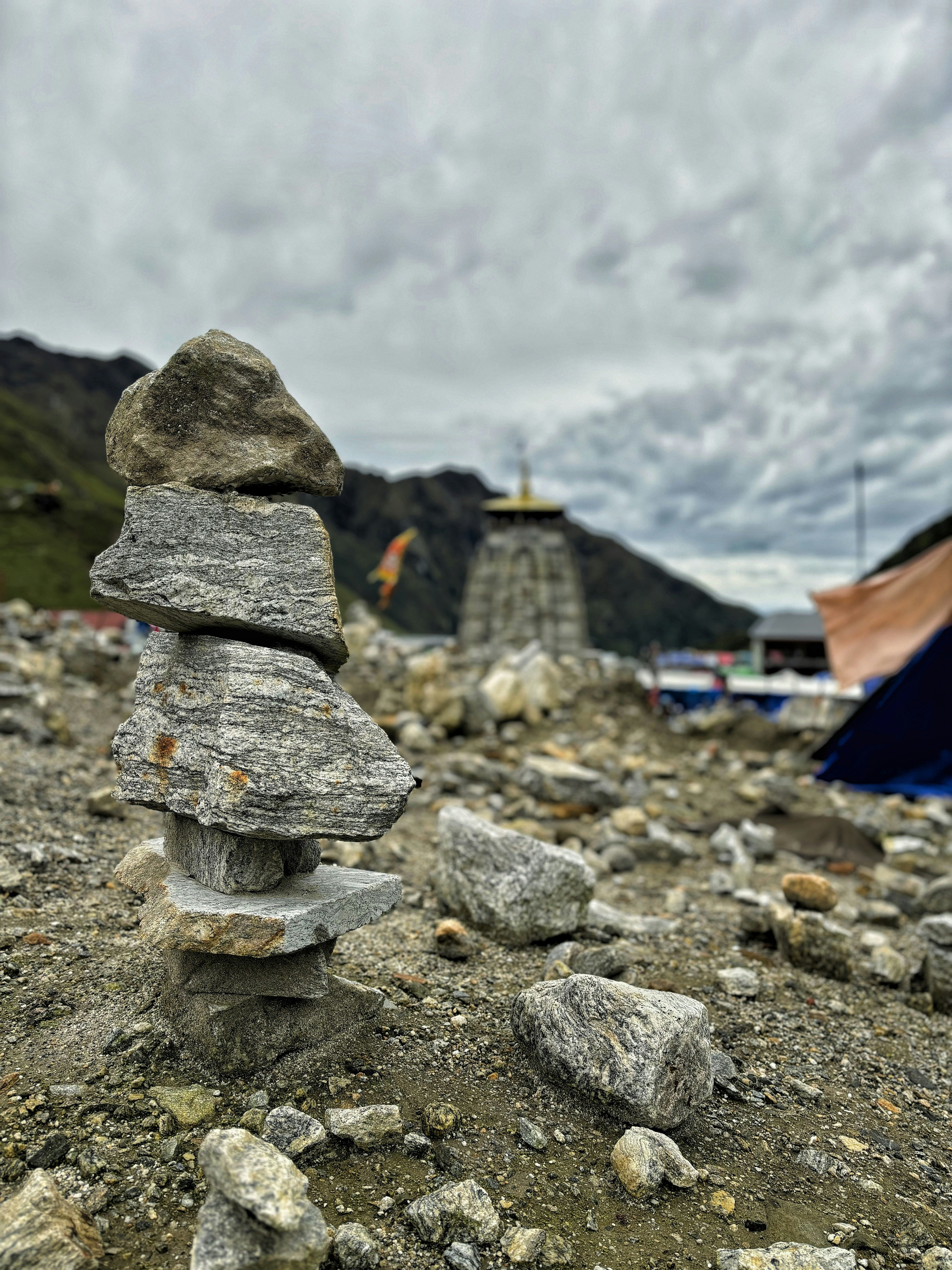 Un mucchio di rocce con una tenda sullo sfondo