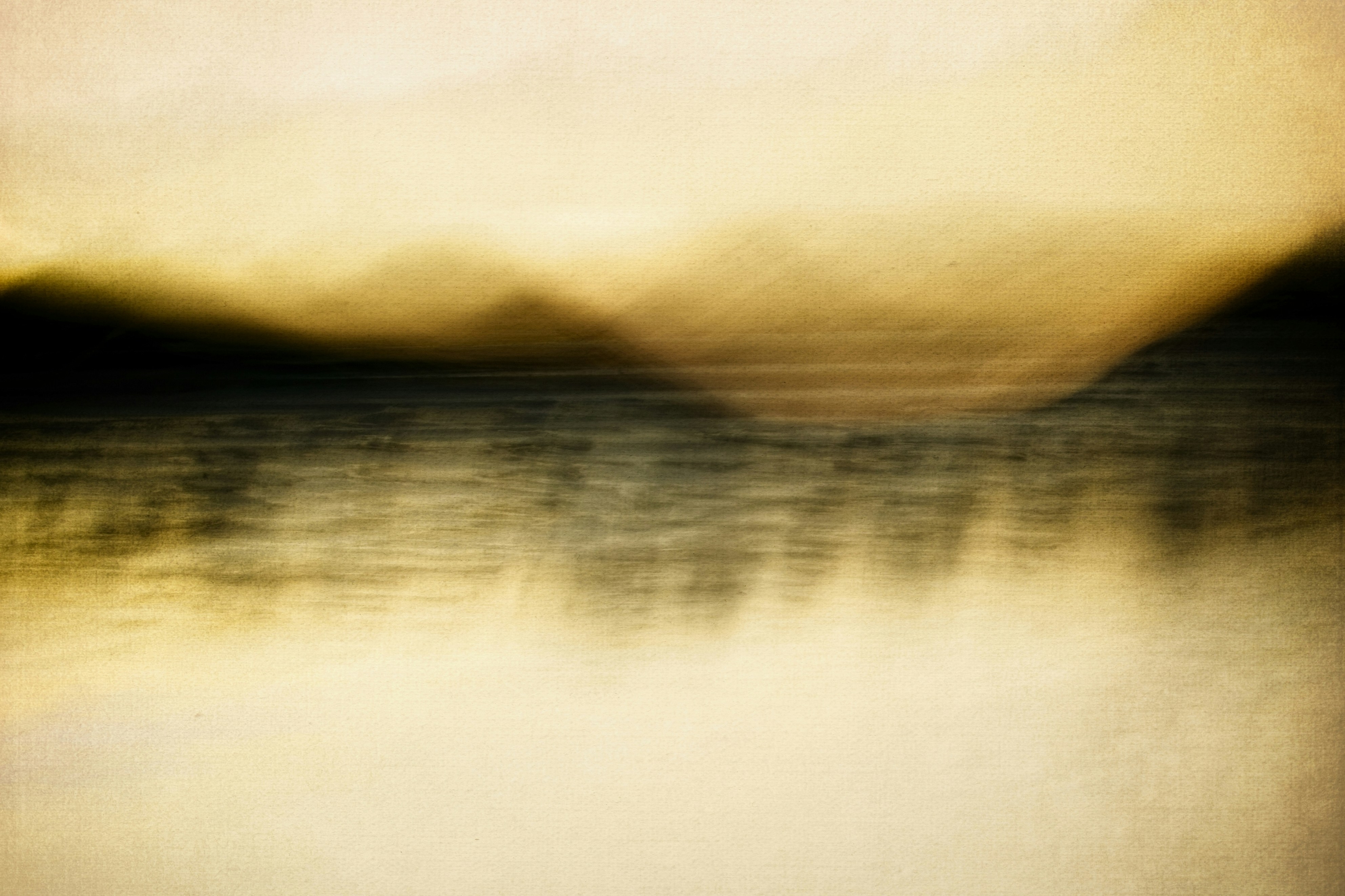 A blurry photo of a body of water