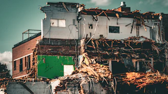Casas devastadas por terremoto