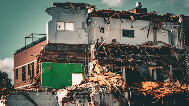 Casas devastadas por terremoto