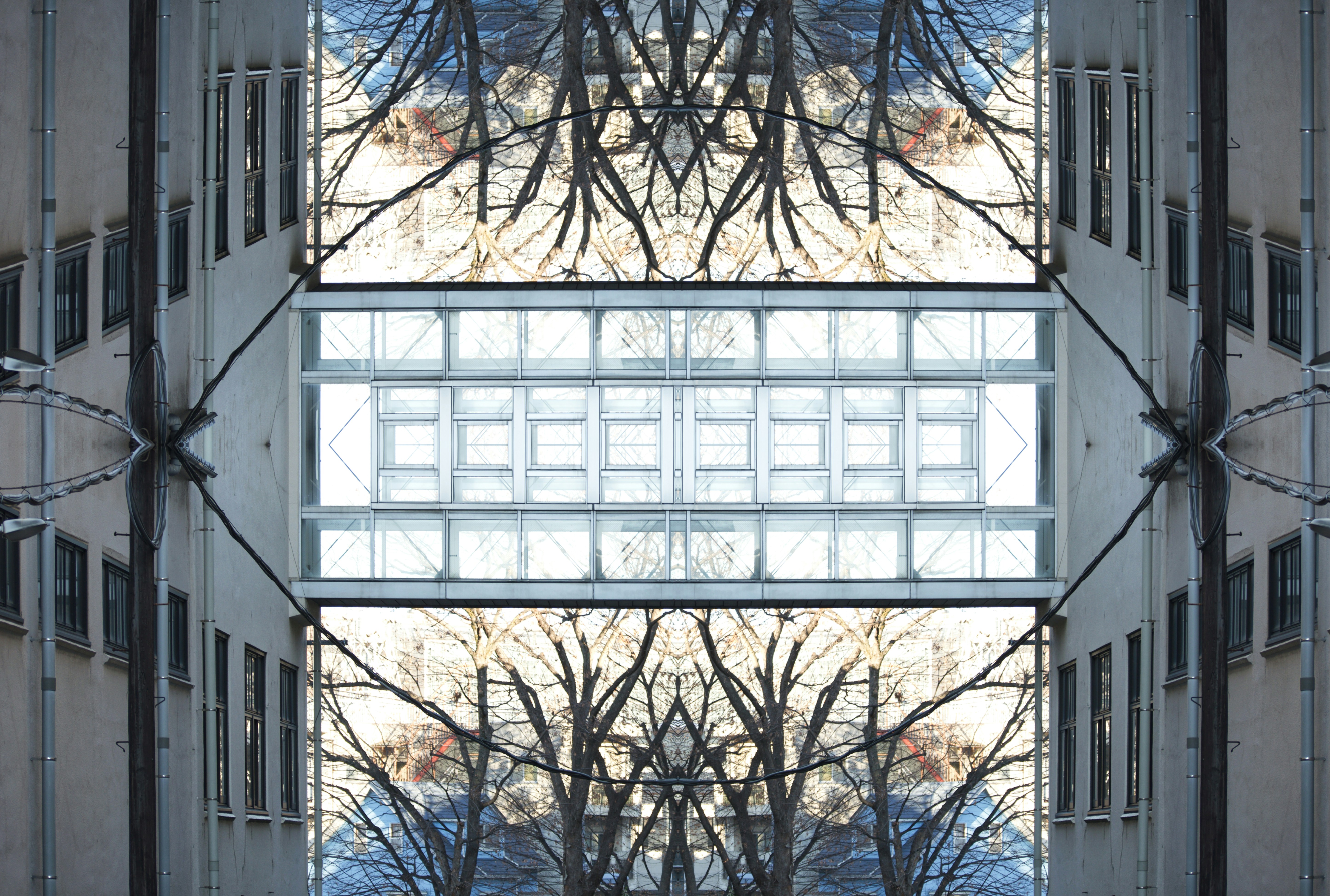 El reflejo de un edificio en un espejo