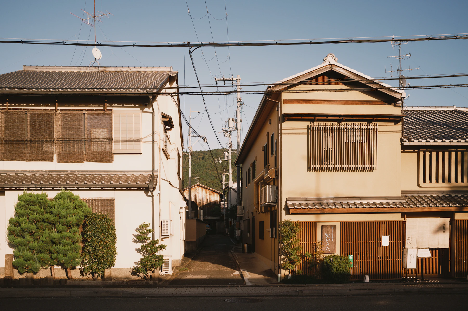 日当たりのよい住宅街に並ぶ住まい