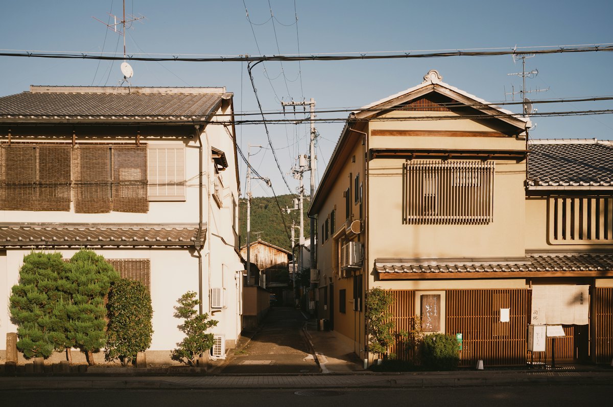住宅街に並ぶ二軒の家