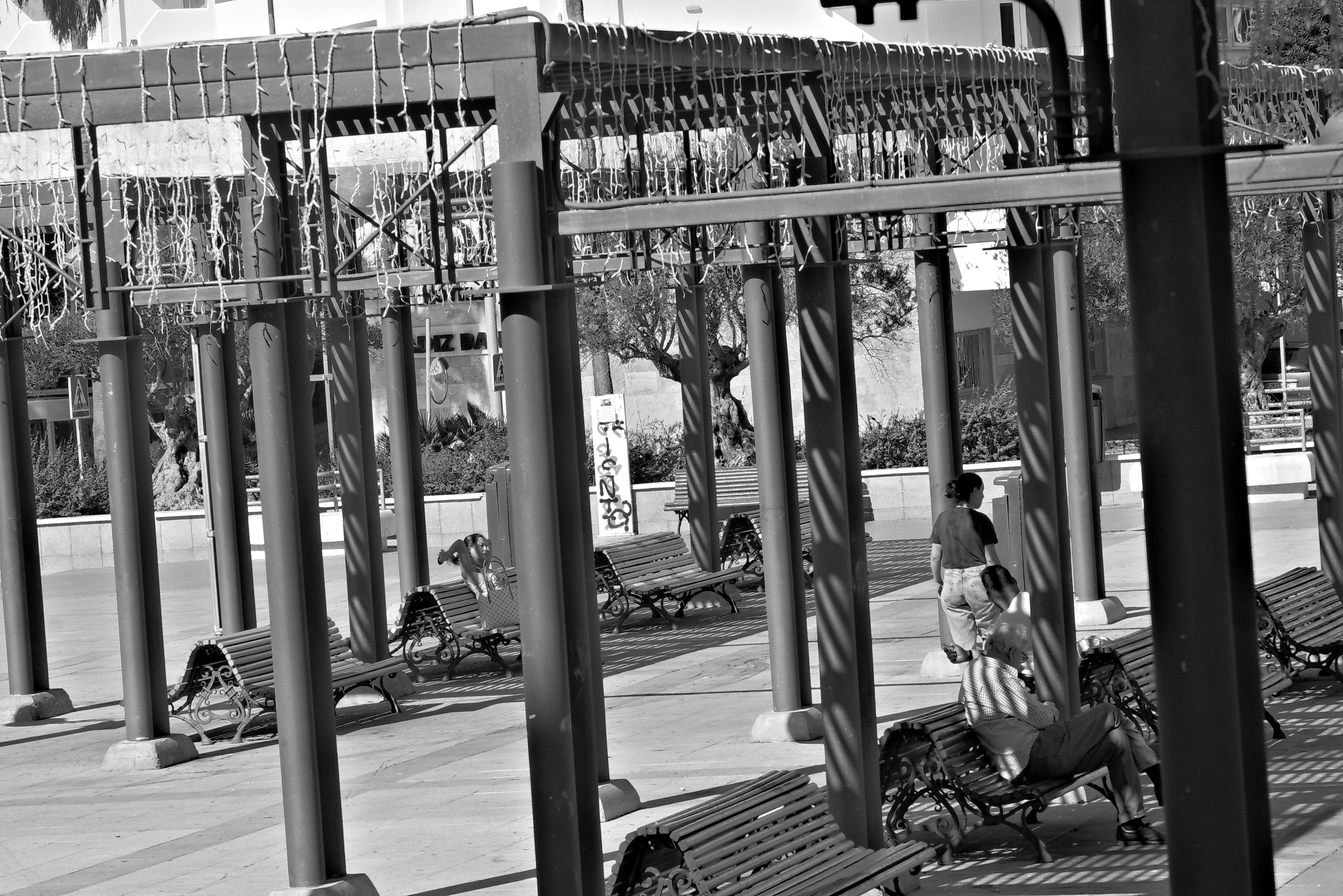 एक मंडी में कई ट्रैक्टर-ट्रॉलियों में गेहूं लादे किसान इंतजार कर रहे हैं, जबकि खरीद केंद्र पर सन्नाटा है।