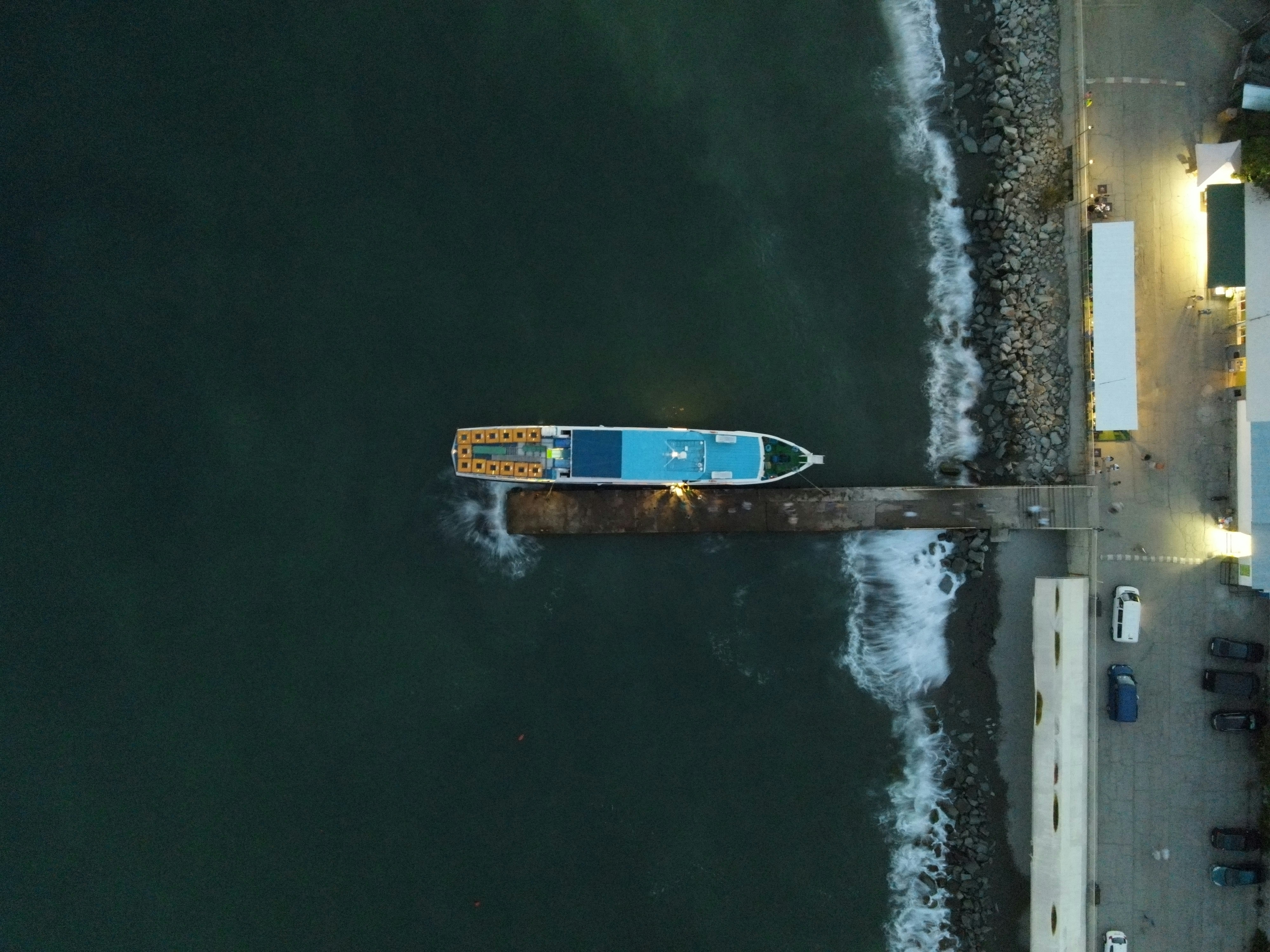 An aerial view of a boat in the water photo – Free Sea Image on Unsplash