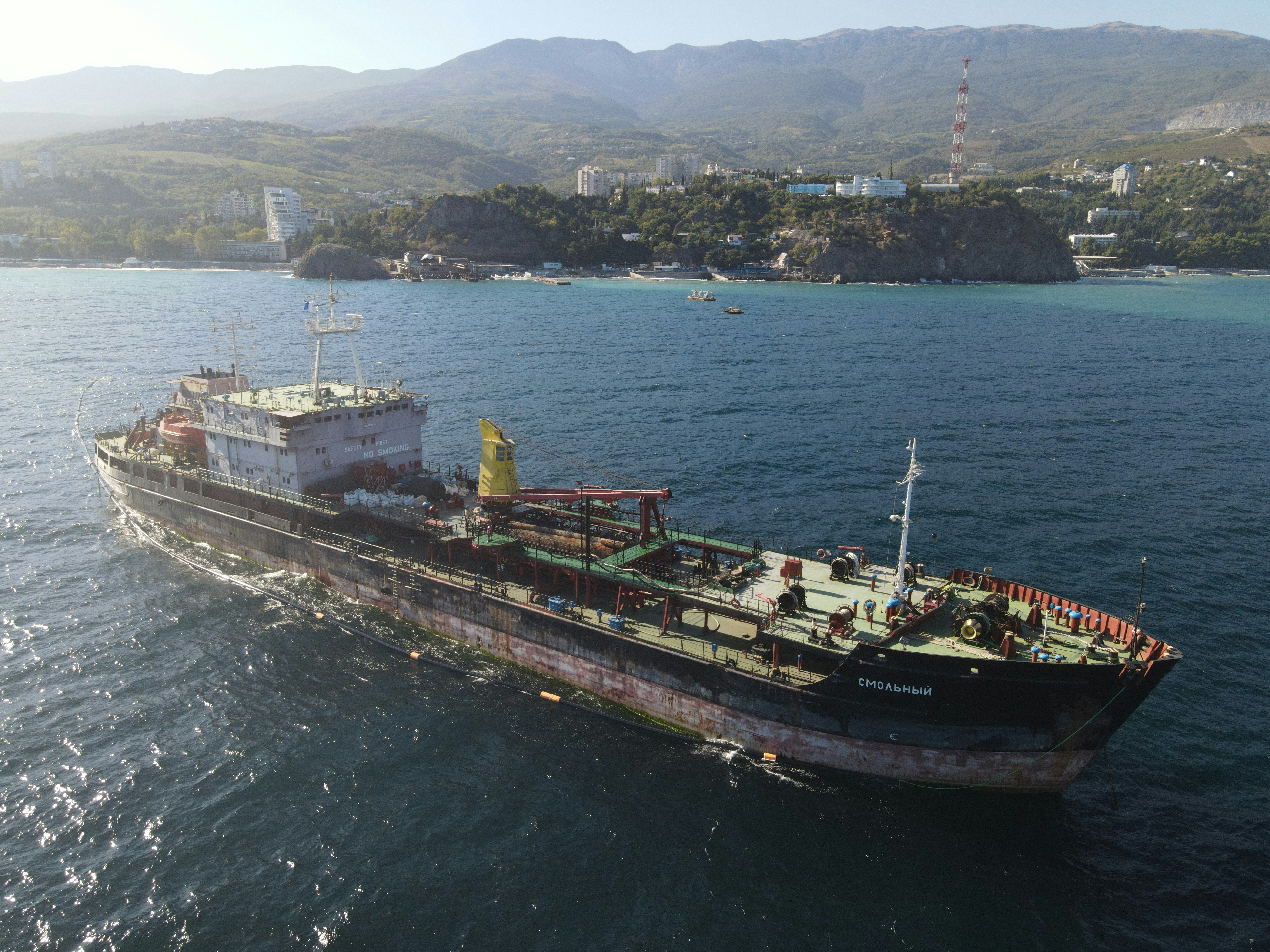 US Seizes Venezuelan Oil Tanker, Imposing New Sanctions Amidst Escalating Tensions