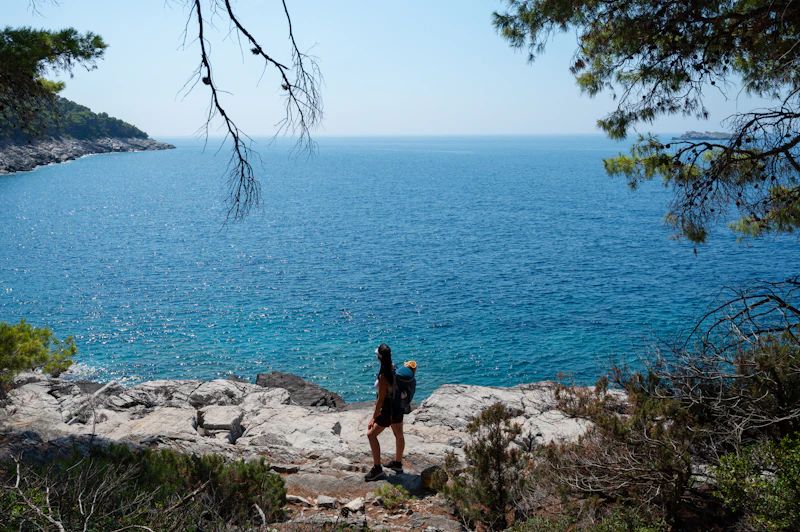 Corredor en penya-segat sobre el mar Mediterrani