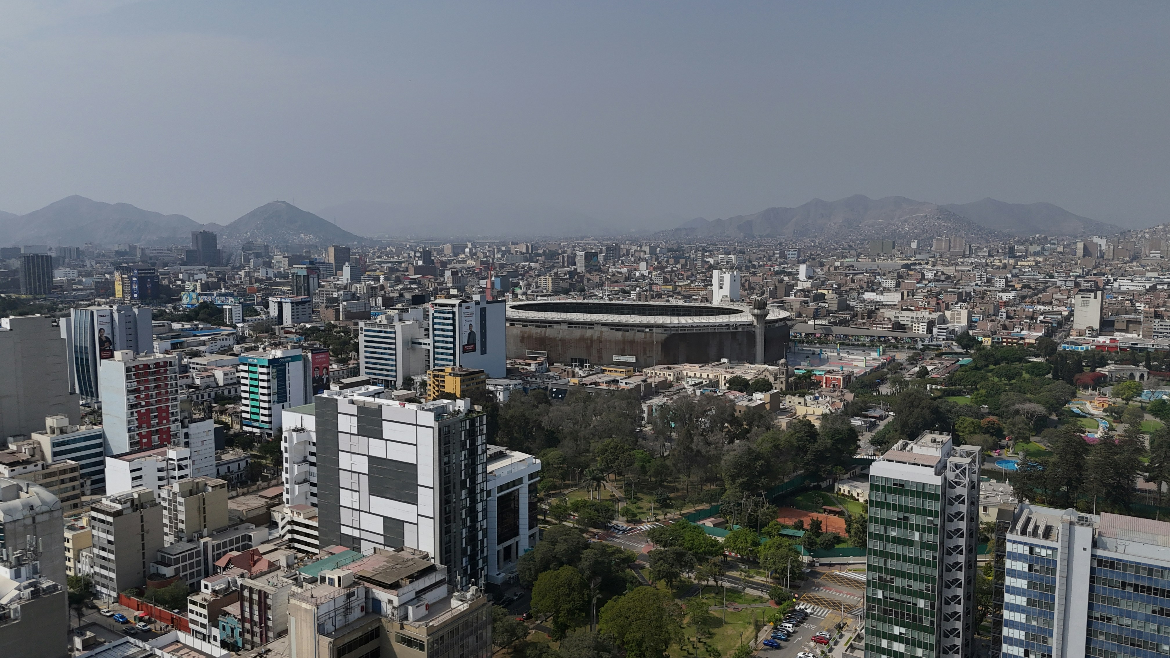 Hinchas peruanos alentando en tribuna durante un partido intenso