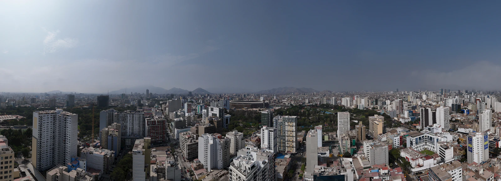 Vista aérea del skyline de Lima, Perú