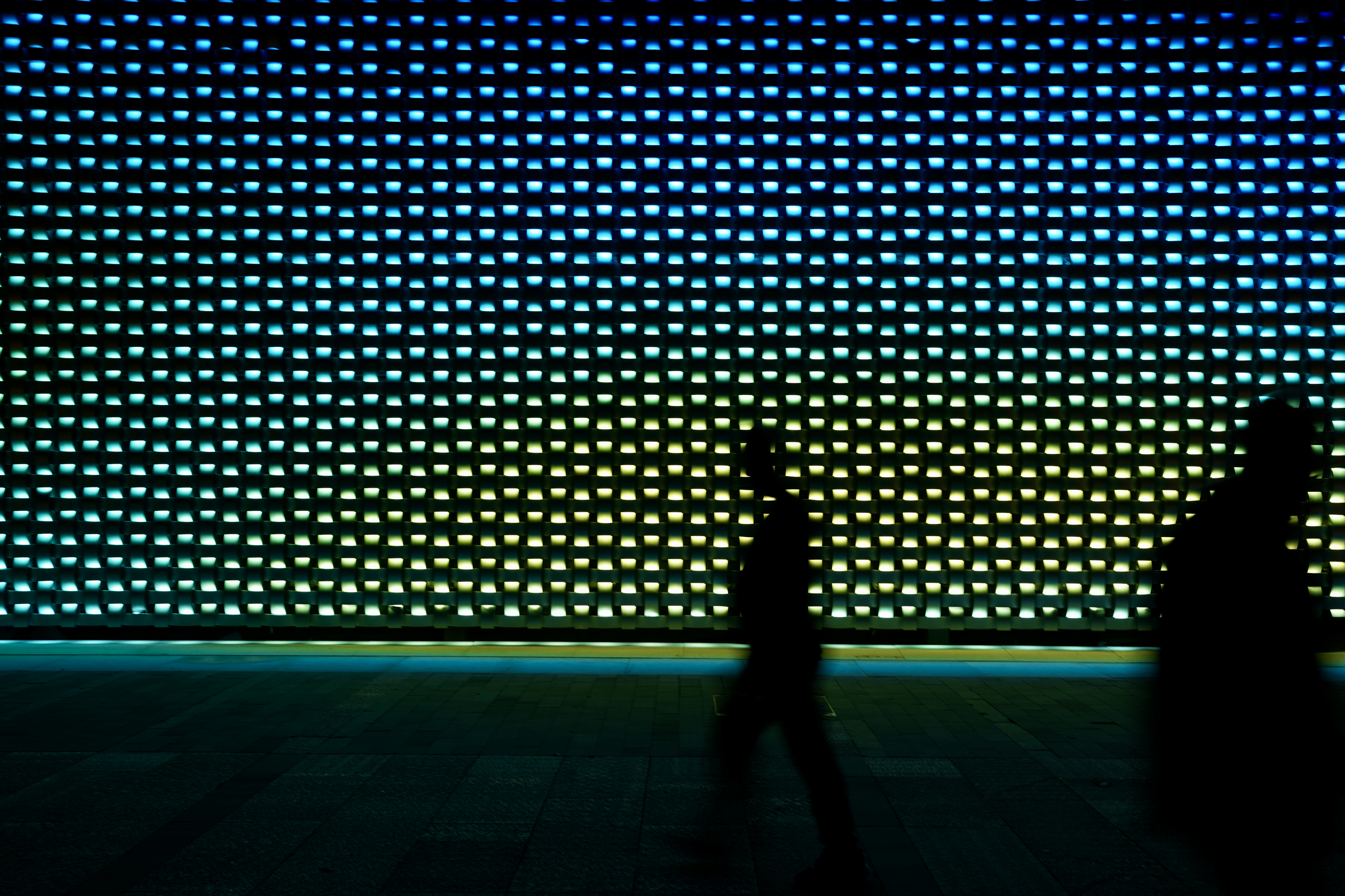 壁の前に立っているカップル