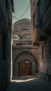 A narrow alley way with a building in the background