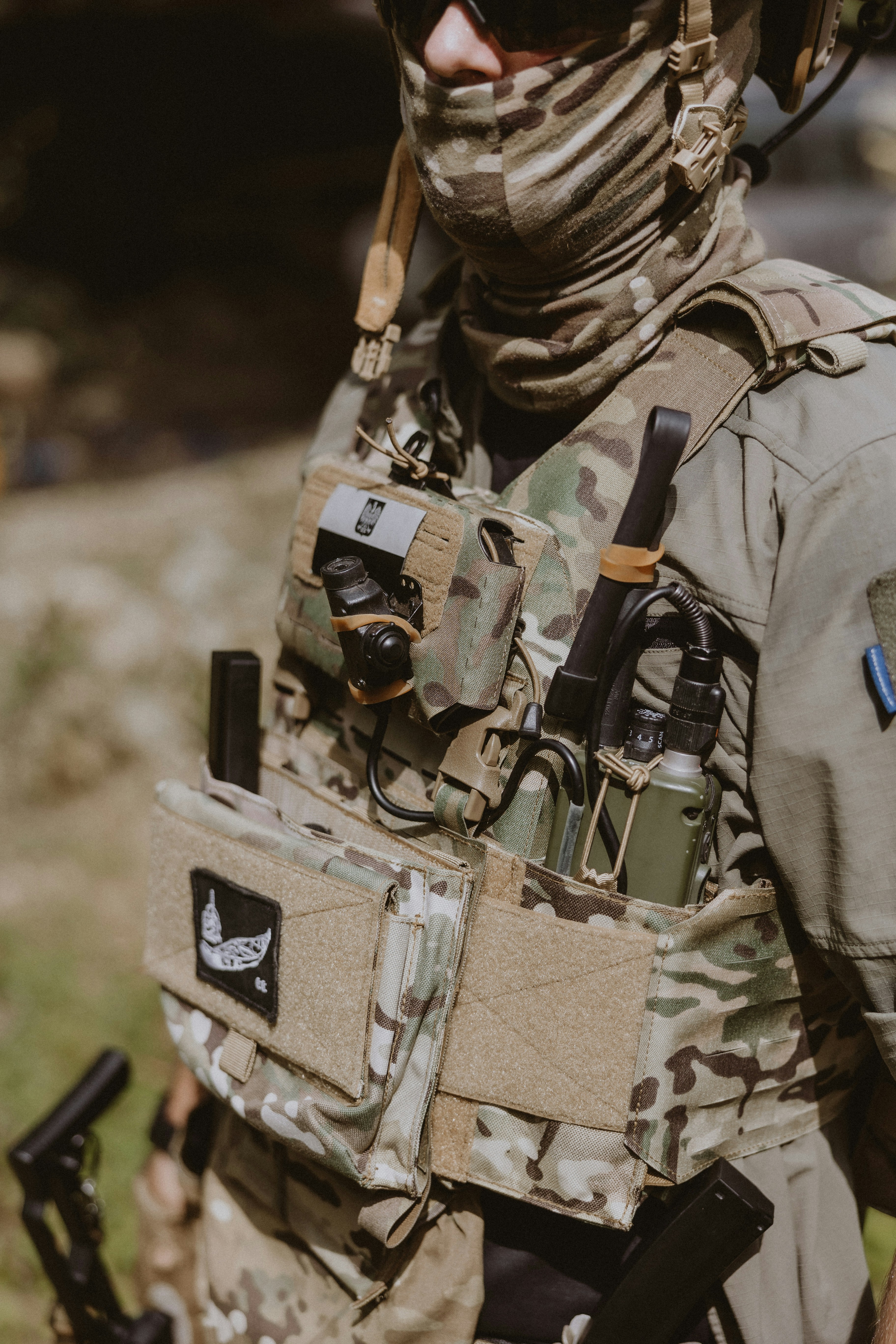 Airsoft player during the game using his new Double Eagle M924 DMP9 airsoft replica.