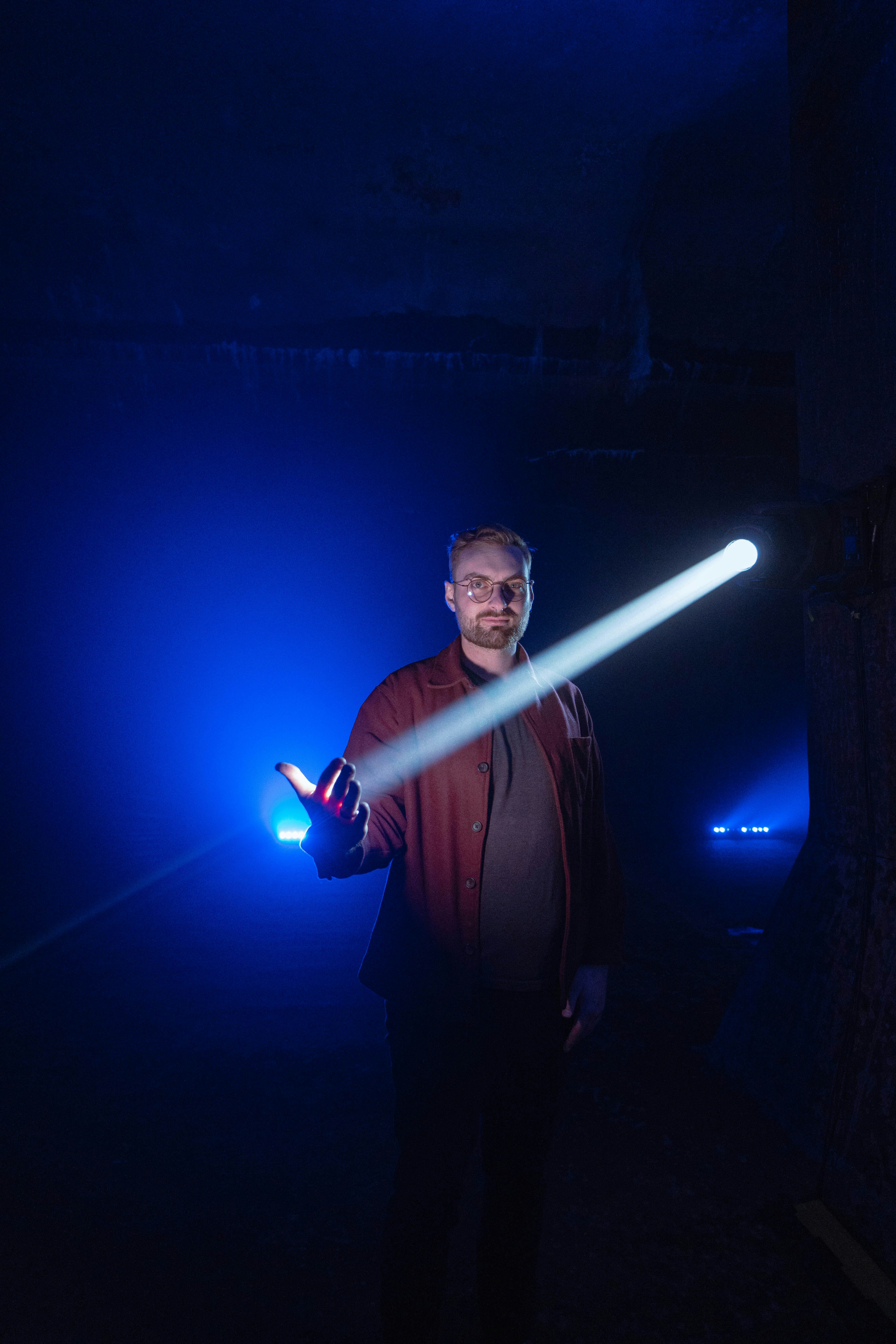 Un uomo che tiene una spada laser in una stanza buia