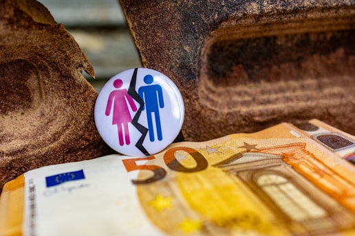 A button with a picture of a man and a woman on it