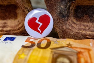 A broken heart on a 50 euro bill