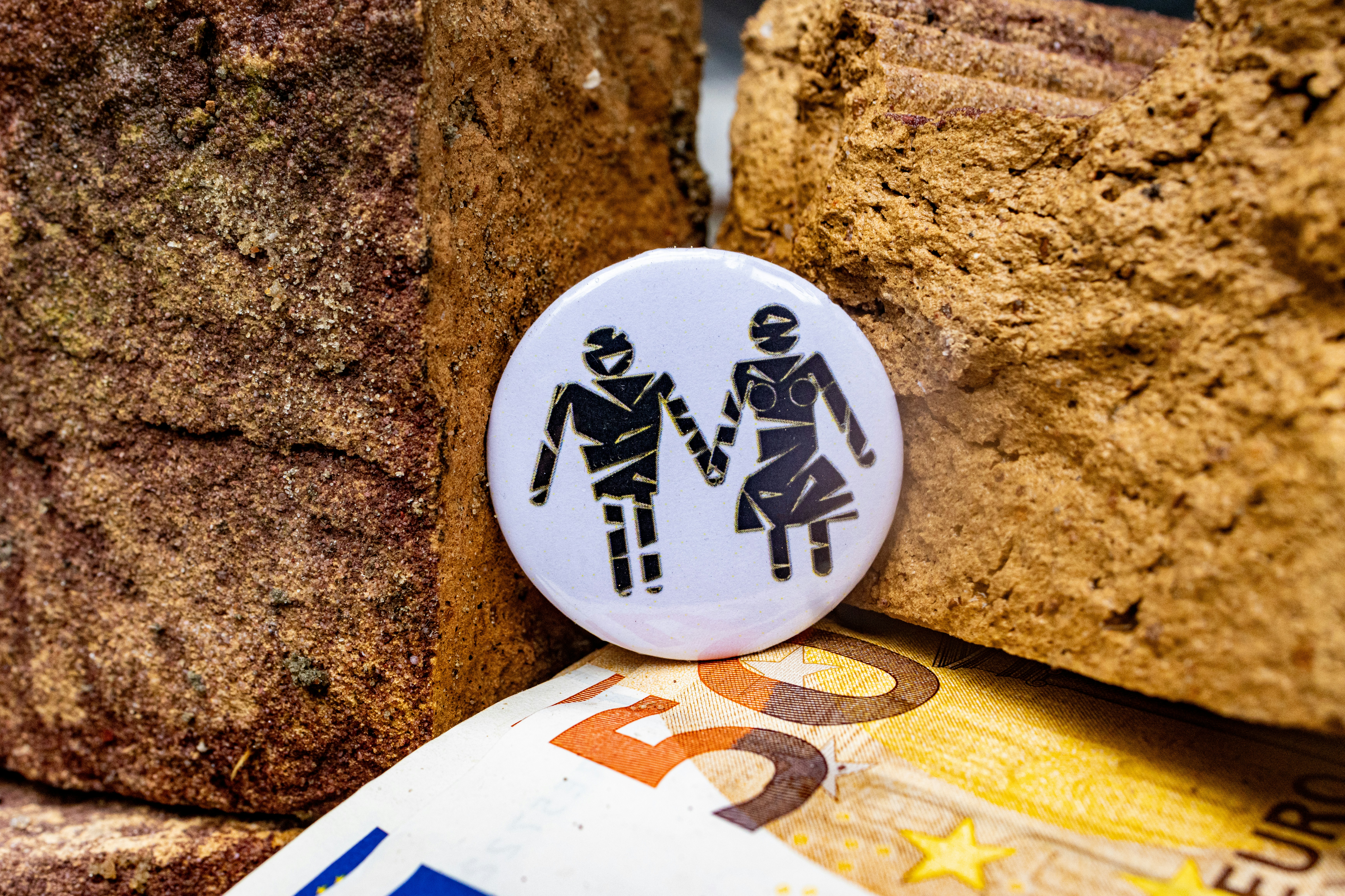 男性と女性の写真が描かれたボタン