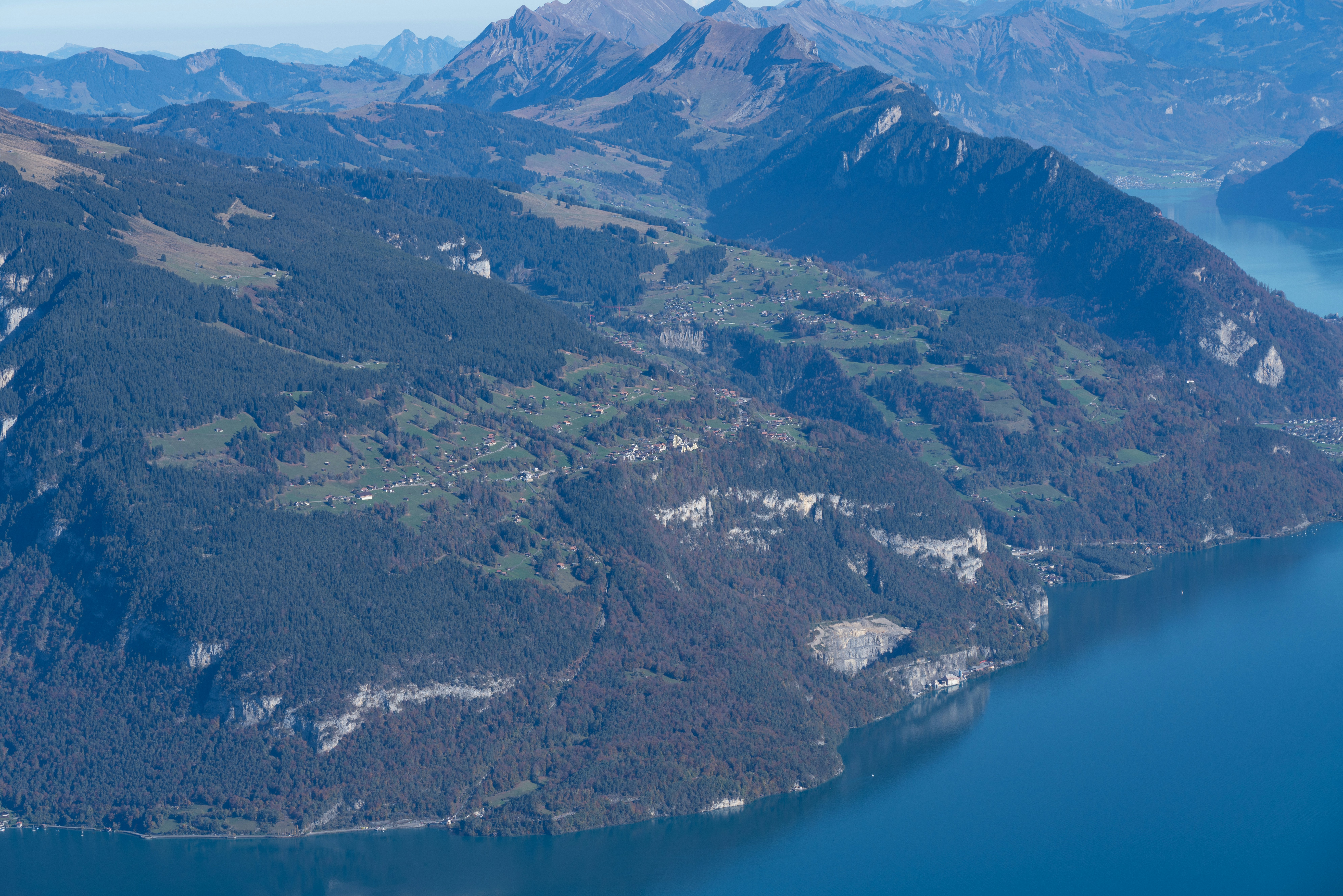 Eine Luftaufnahme eines Sees und der Berge
