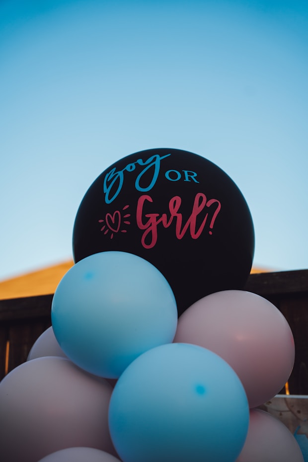 Fille ou garçon ? 12 jeux de gender reveal où tout le monde vote