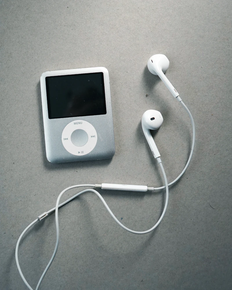 Fotografie: un iPod și o pereche de căști pe o masă