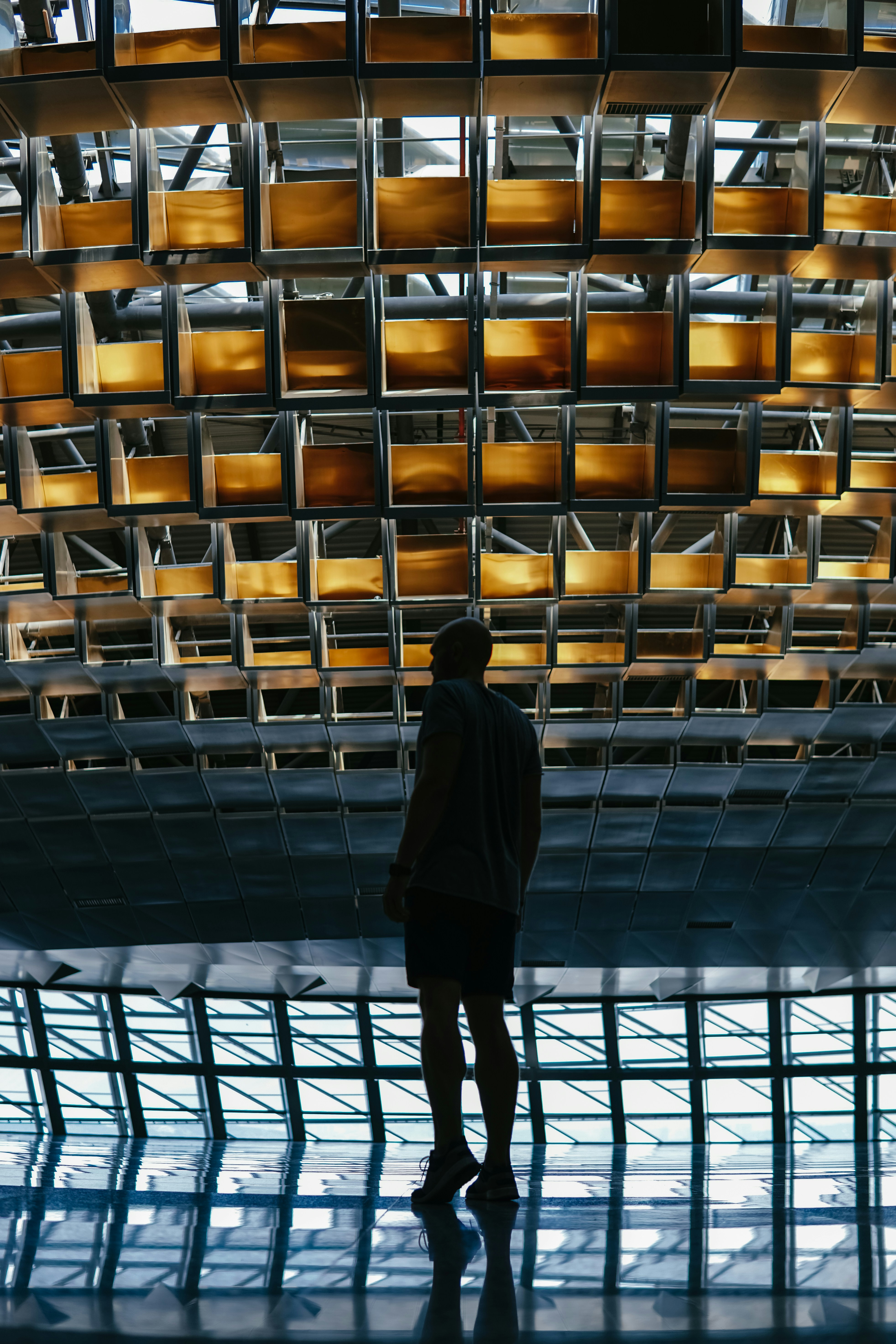 Una persona de pie frente a una estructura metálica