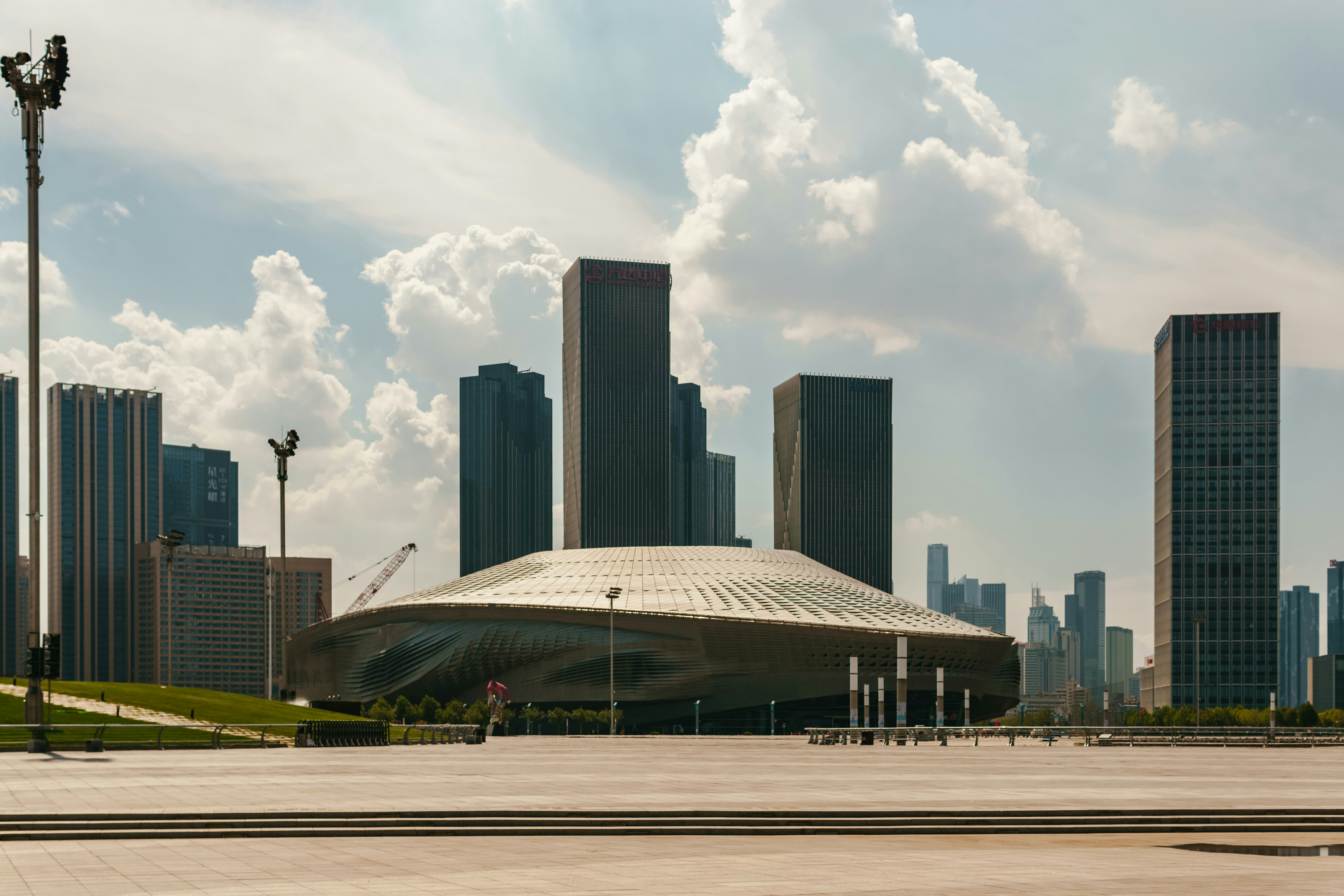 Una vista de una ciudad desde el otro lado de la calle