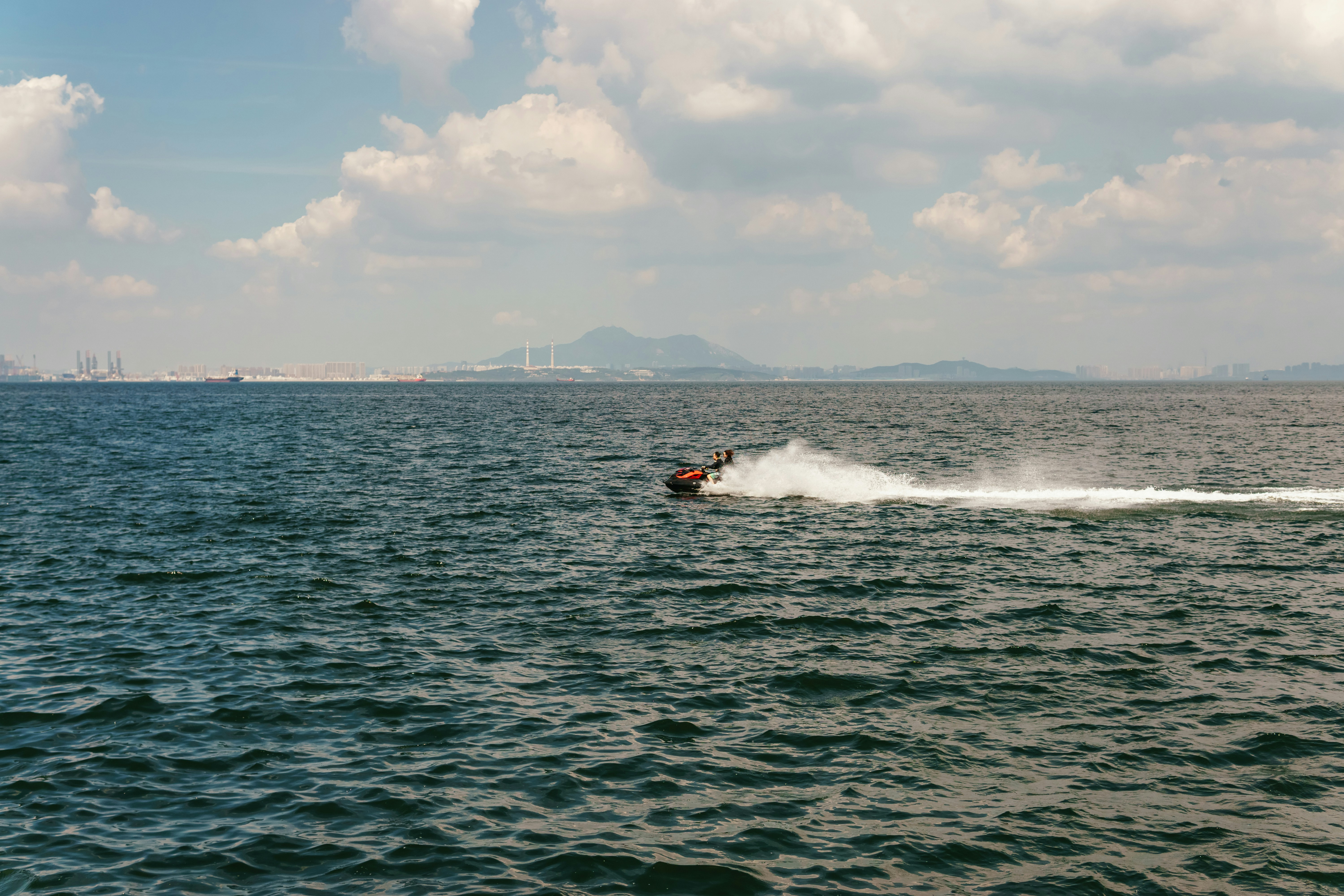 Una moto acuática tirada por un barco en el agua