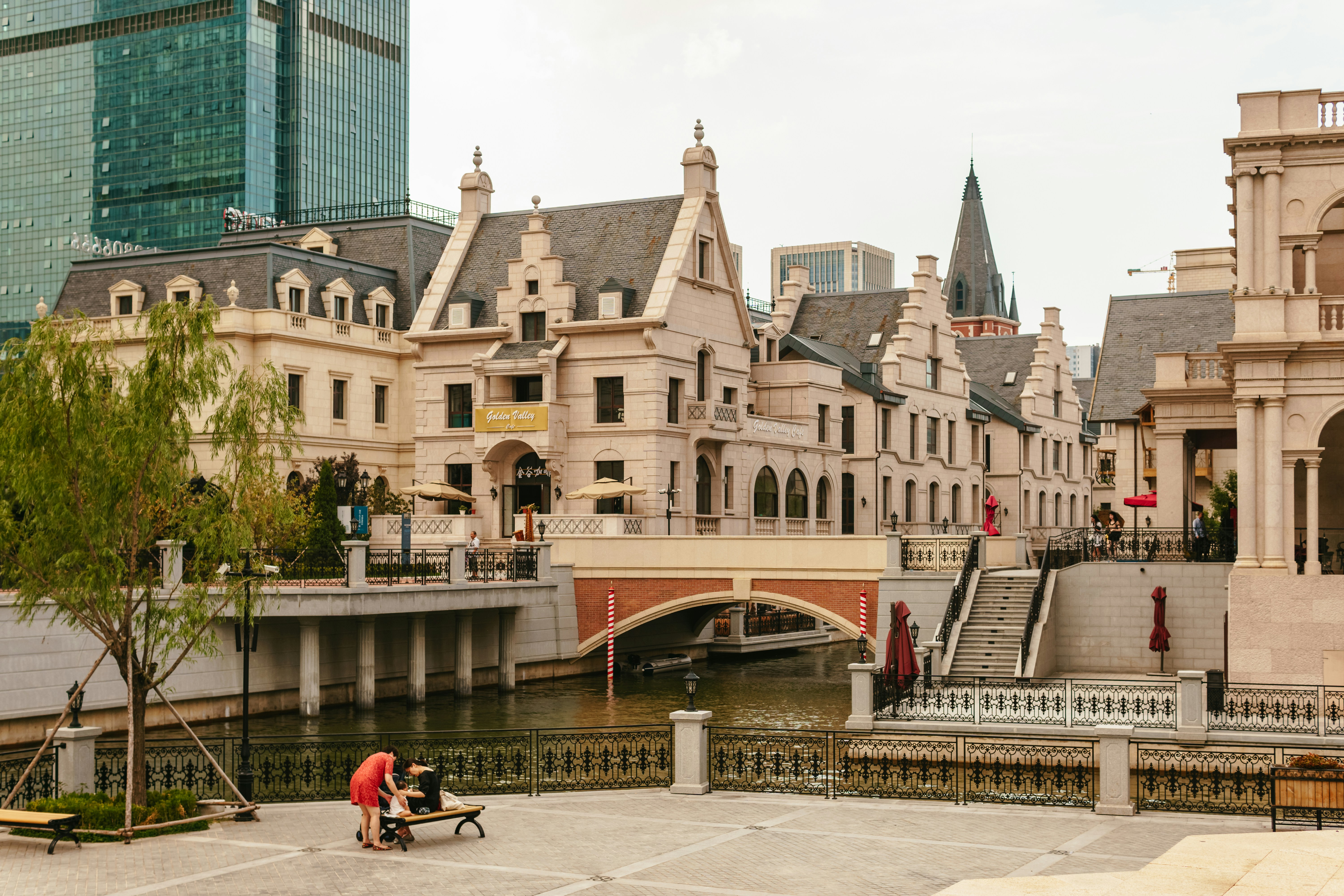 Photo by igorharrier