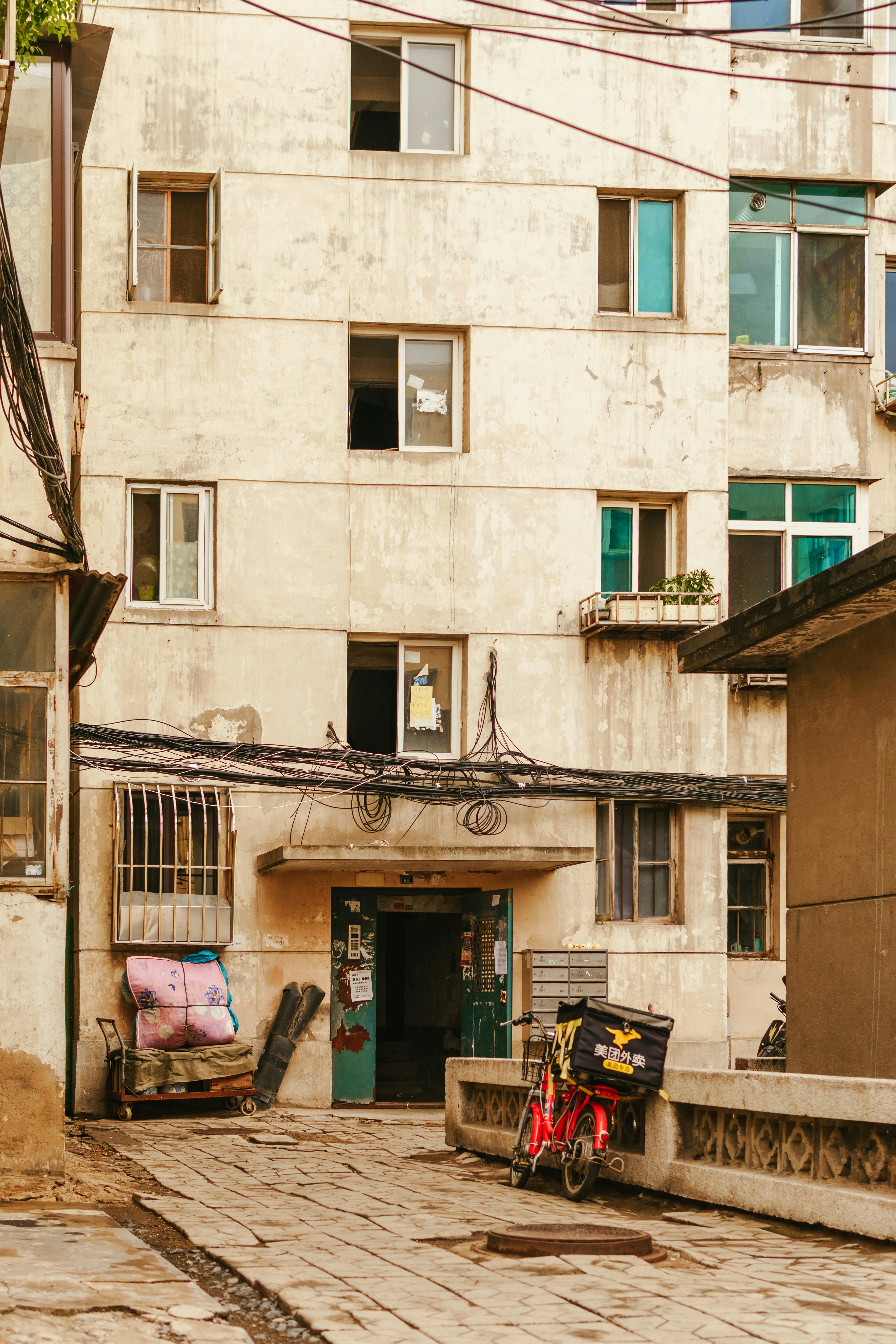 Photo by igorharrier