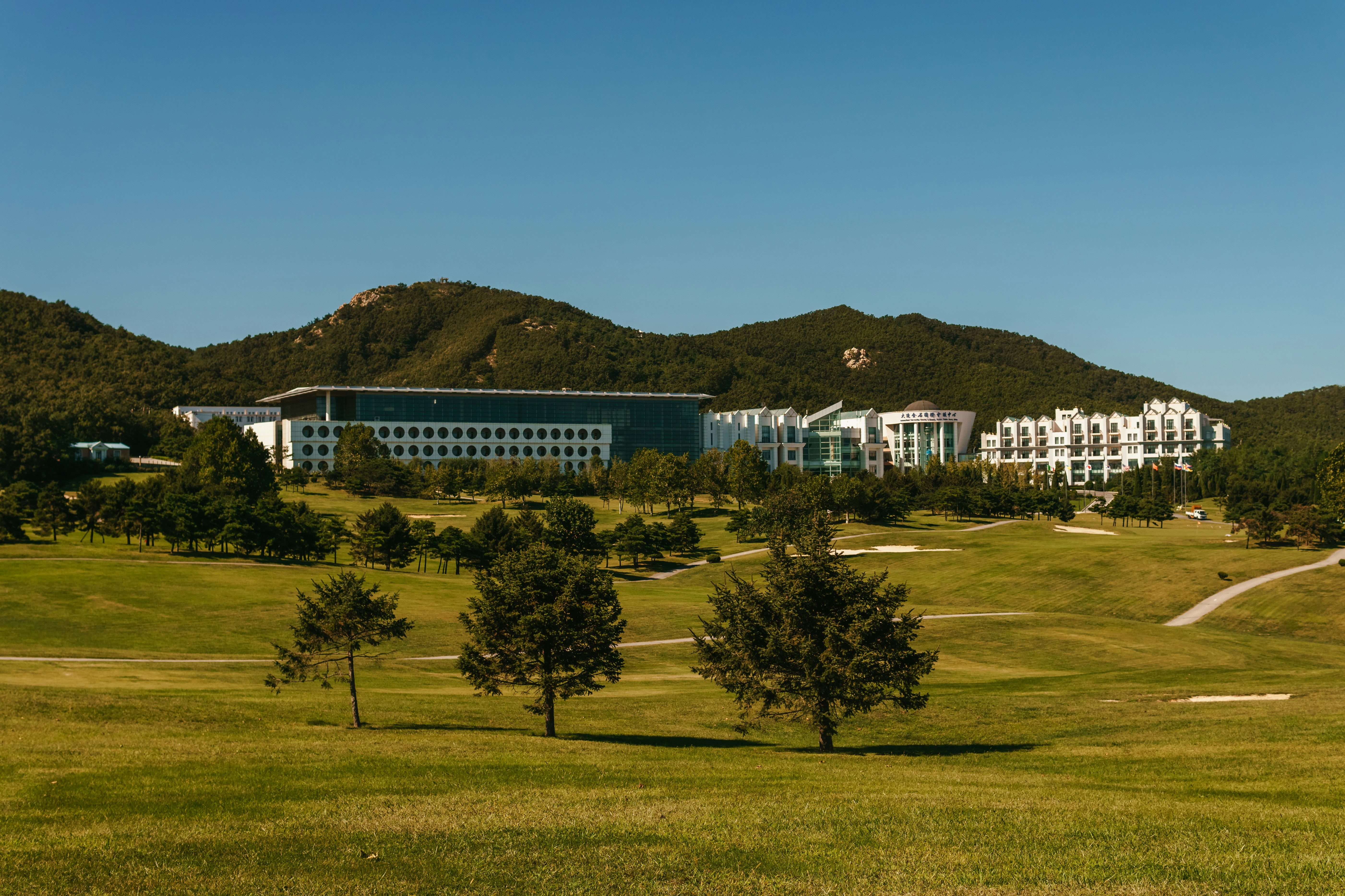 Un gran edificio en medio de un campo verde