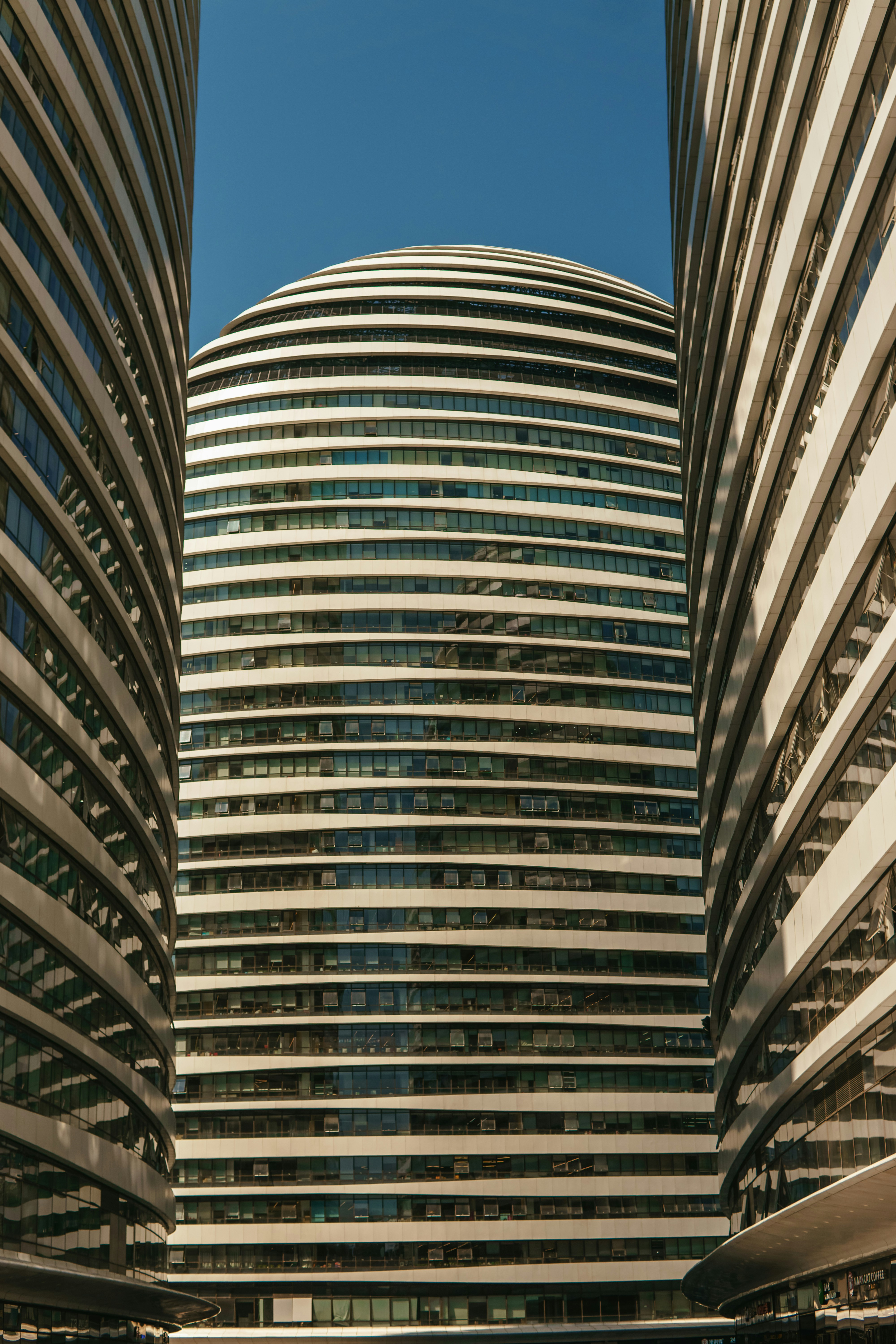 Photo by igorharrier