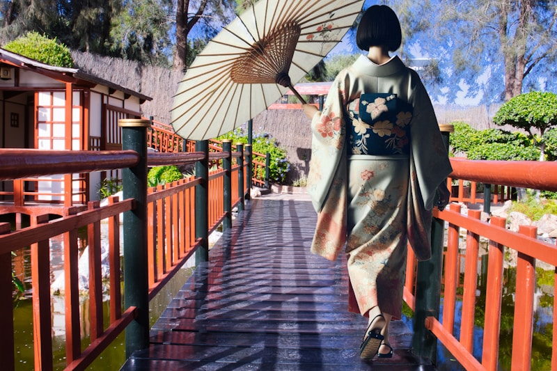 Femme élégante Osaka sur pont avec parapluie