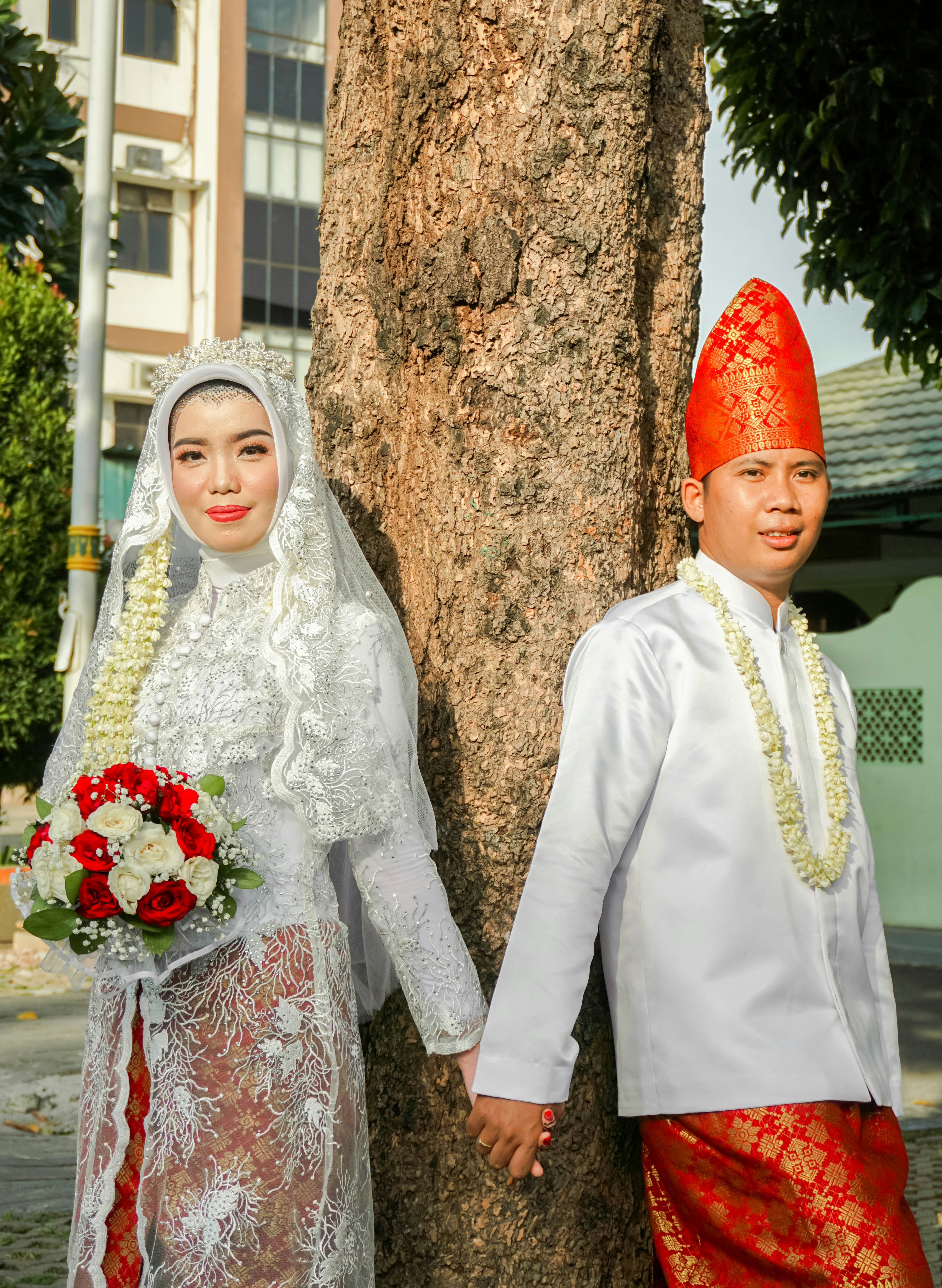 Beberapa orang berdiri di samping pohon