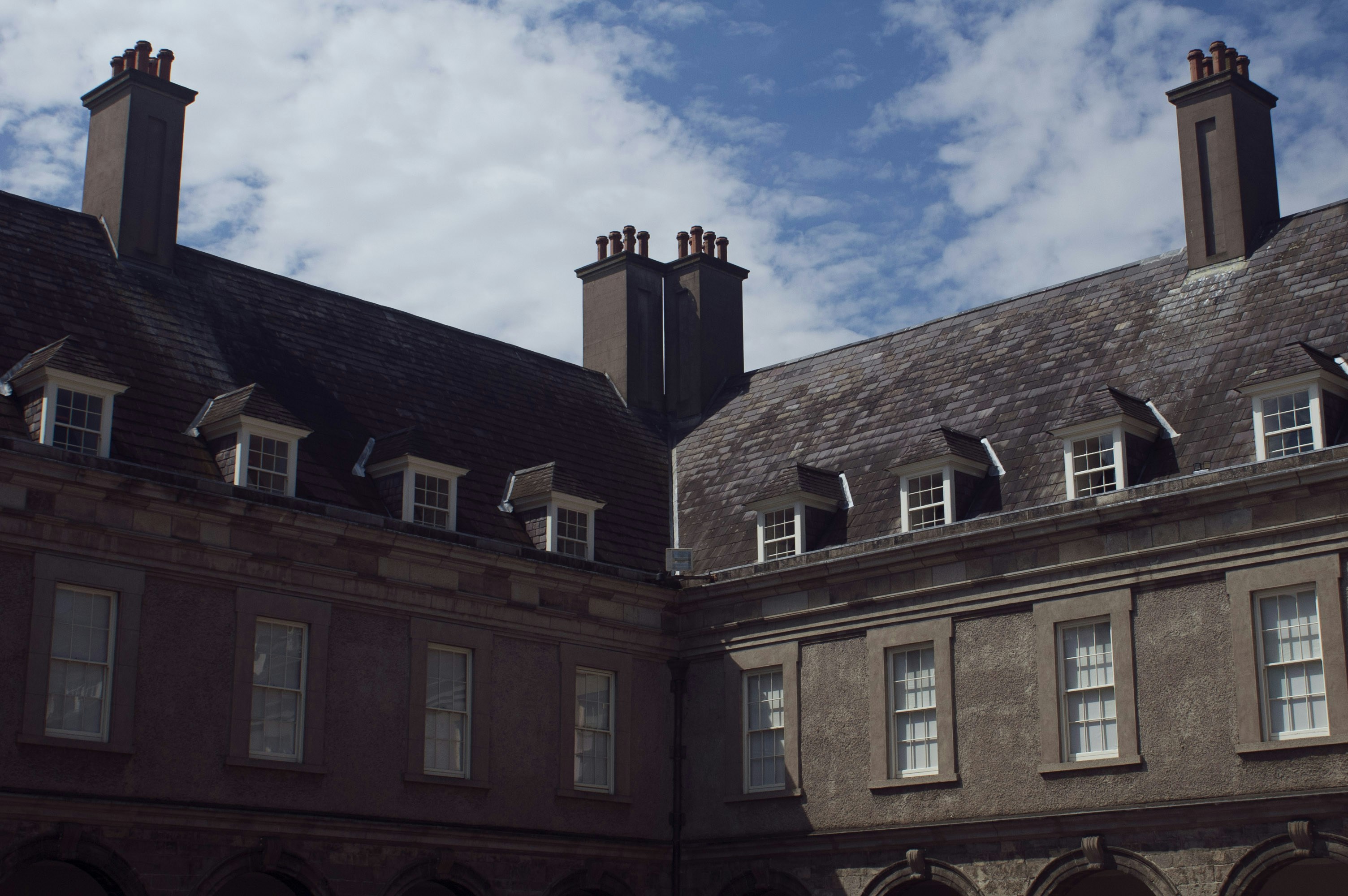 Grand bâtiment historique de Dublin avec une horloge sous un ciel ensoleillé