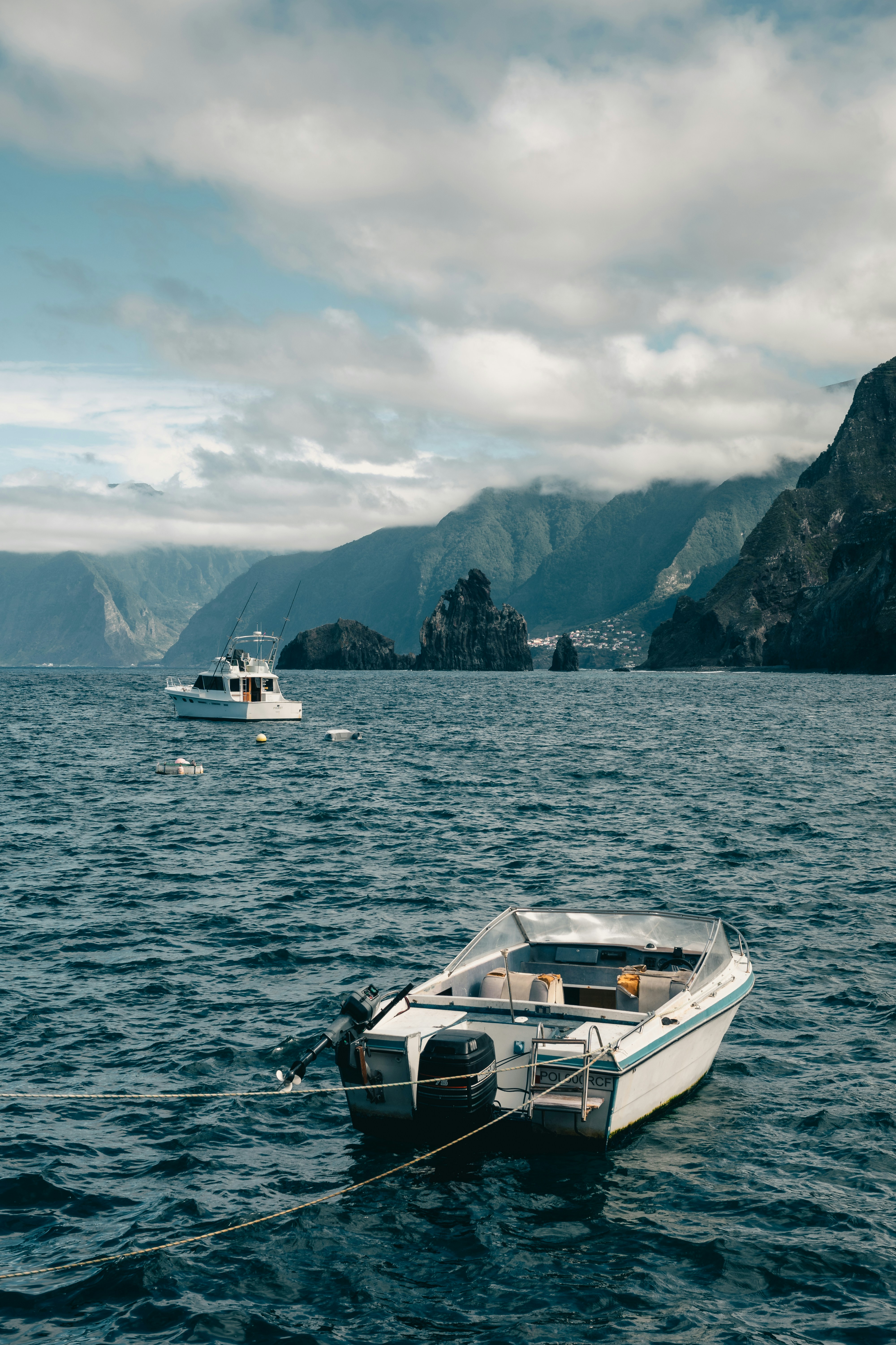 Un pequeño bote atado a una cuerda en el agua
