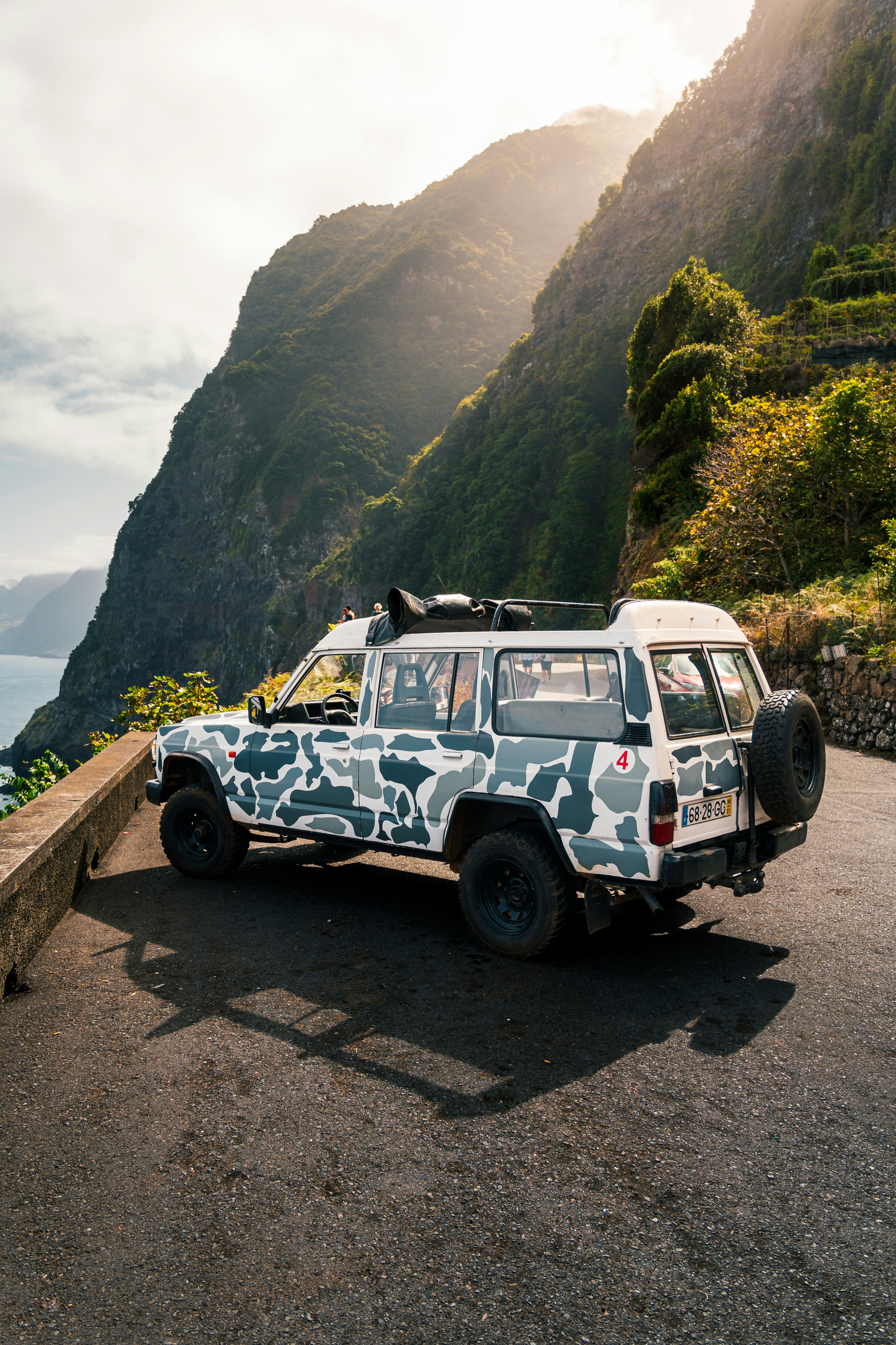 Una furgoneta aparcada al lado de una carretera de montaña
